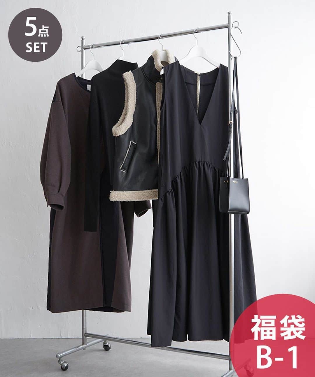 notch.公式インスタグラムのインスタグラム：「【2024 notch.福袋】 　価格:11,000円（税込）  2023/11/23(Thu) 12:00 ゾゾタウン福袋予約販売スタート‼️  今年の福袋は全部で6種類‼︎ 特にB-1とB-2が大人気で在庫が少なくなってきているので、気になる方は早めにGETしてくださいね♪  #福袋　#2024福袋 #ゾゾタウン福袋 #福袋レディース」