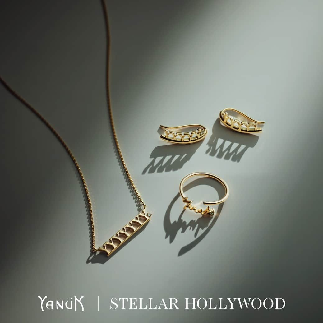 ヤヌークのインスタグラム：「. STELLAR HOLLYWOODとYANUKとの 初となるジュエリーコレクションが 11月30日(木)から発売✨   ファッションジュエリーブランドの STELLAR HOLLYWOODとYANUKの初となる ジュエリーコレクションがデビュー。   クリスマスを迎える華やかなシーズンを彩る ジュエリーは、大切な人へ、 そして1年頑張った自分へのご褒美リストに。 キラキラ輝くジュエリーは ホリディ気分をますます高めてくれそう！   今回のコラボレーションではゴールドで刻印されたYANUKロゴやY刺繍をモチーフにした ネックレスなどラインナップ。 発売日11月30日(木)19時〜 インスタライブも行いますので是非、ご覧ください😊   【発売予定日】 2023年11月30日(木)正午～   【発売先】YANUK直営店 / YANUK ONLINE STORE STELLAR HOLLYWOOD表参道店/ STELLAR HOLLYWOOD ONLINE STORE  ※丸の内店除く  特集ページは2023年11月30日(木)より公開予定です。  #yanuk#stellarhollywood#jewelry#yk#ヤヌーク#ステラハリウッド#ジュエリーコレクション#ジュエリー#ゴールド#10K#クリスマス#ピアス#ネックレス#ピンキーリング」