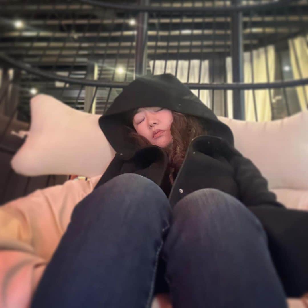 歩りえこのインスタグラム：「休息って大事zzz ⁡ 今ホルモンバランスの治療中で激烈に眠くて、そんなに食べてなくても凄く太る。。。 ⁡ 撮影会までファスティングしようかな ⁡ ☟☟☟☟☟☟ ⁡ 9/29発売歩りえこ【Hカップ・ジャーニー】デジタル写真集 ⁡ 【Amazon】1320円 https://amzn.asia/d/3eF3ZRP ⁡ FANZA bookから買うと今なら90%オフ132円💕 ⁡ https://x.gd/nVPSx (リンクはストーリーやXから飛べます) ⁡ ご購入後、ブラウザやkindleからすぐに写真集を見ることができます♡ ⁡ このdigital写真集の売れ行きが良いと紙の写真集がまた出せるのでぜひ応援よろしくお願いします❣️ ⁡ 皆さまにお願い🙇‍♀️ ⁡ AmazonやDMM(FANZA)のレビューで星を付けて下さるとすご〜く嬉しいです🥹💕 ⁡ 感想を書いて頂けたら最高にありがたいのですが、時間がなかったら星を付けて頂くだけで大丈夫です！ ⁡ レビューの多さも紙の写真集発売に繋がる超重要ポイントですので、ぜひぜひ応援よろしくお願いします🥹 ⁡ 皆さんの応援を無駄にせず、次の作品に繋がるよう私もまだまだ自分磨きをして頑張っていきますね😉💕 ⁡ ーーーーーーー ⁡ 11/26はなまる撮影会残り1枠です❣️ ⁡ 先着順ですのでぜひお早目にご予約お待ちしています。りえこ愛用品1点サイン付きプレゼント🎁 ⁡ 多分年内最後の撮影会だと思います♡ ご予約はこちらから ☟ https://hanamaru-photo.com/article/13588.html (ストーリーまたは、はなまる撮影会を検索) ⁡ 🌸9/29発売【digital写真集】『Hカップジャーニー』　 https://amzn.asia/d/3eF3ZRP ⁡ 🌸歩りえこ1st写真集スフィア(講談社/撮影：山岸伸) amzn.to/3yytQ6n ⁡ 🌸『ブラを捨て旅に出よう』(講談社文庫) https://amzn.asia/d/bPt23Tz ⁡ 🌸歩りえこオフィシャルファンクラブ  fanclove.jp/club/riekoayumi ⁡ お仕事や案件のお問い合わせ ↓ riekoayumi@gmail.com ※お名前、会社名、概要、電話番号お願い致します。 ⁡ #歩りえこ  #熟女 #熟女好き大歓迎 #インスタグラビア #selfie #me #i #自拍 #selfies #tbt #follow #swag #扎心了#followme #like #tokyo #japan #selfie #f4f #ootd #photo #l4l #instagood #맞팔 #tagsforlikes #몸스타그램 #东京 　#グラビア　#sexylook #美body」