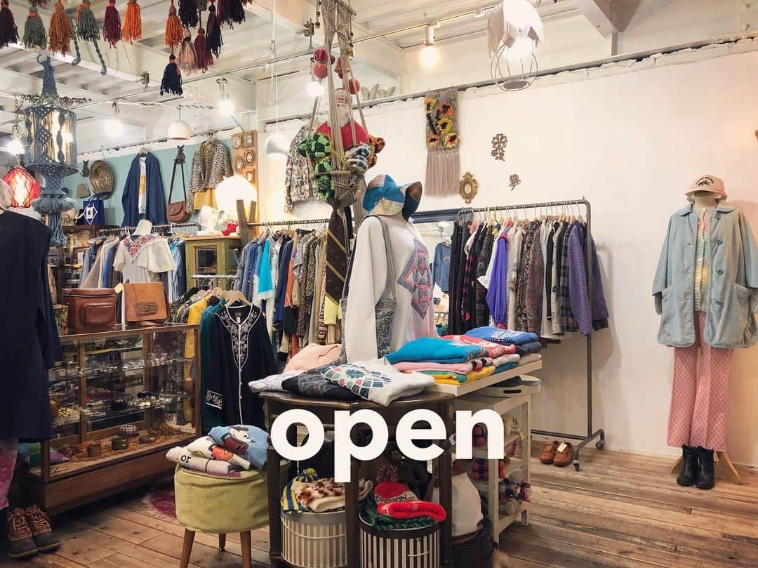 floorのインスタグラム：「openしました💦 本日も19:00まで皆様のご来店お待ちしています✨ ご来店下さる方はPARCO前 御堂筋を渡る事が出来ますので渡って南船場に入って下さい🙇‍♀️ 店まで5990歩も歩いた〜😅 パレードあるなんて知らんかった💦  皆様にお会い出来ますように✨🙇‍♀️  #大阪古着屋#南船場古着屋#南船場floor#vintageclothing#vintage  #vintageshop」