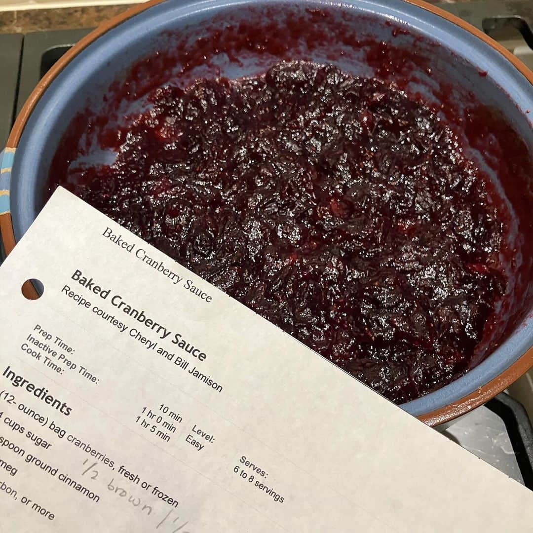 シーマス・デヴァーさんのインスタグラム写真 - (シーマス・デヴァーInstagram)「Oh boy, it’s beginning to smell a lot like Thanksgiving around here. And that smell is bourbon. And cranberry. (Coughs) But the spark of genius is @cleverdeverwherever adding mint after to make it more like a Julep.」11月23日 12時56分 - seamuspatrickdever