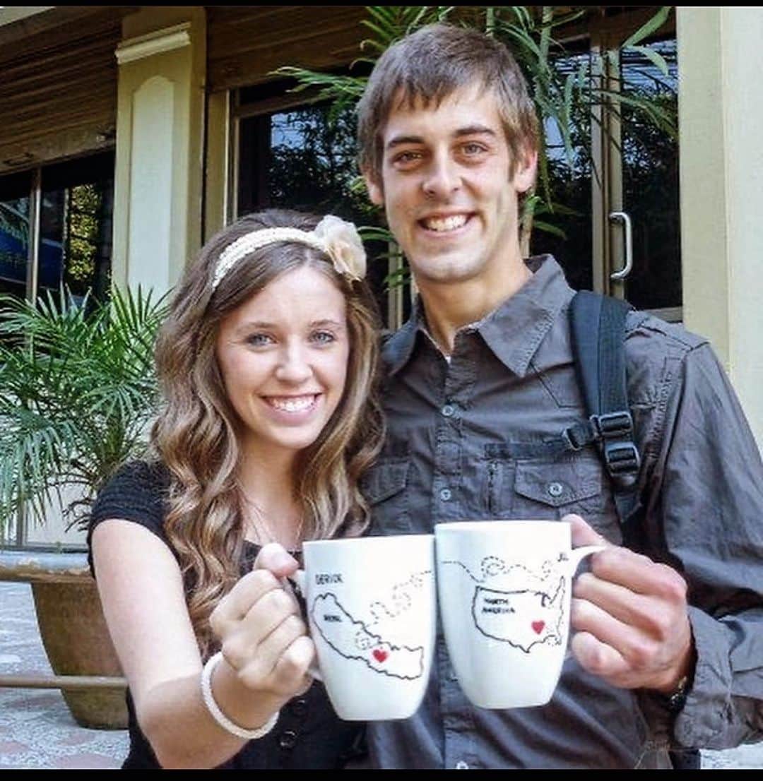 デリック・ディラードのインスタグラム：「10 years ago today I started dating my best friend, @jillmdillard while I was working in Nepal.  I’m so glad she came to visit and we got to make Thanksgiving dinner together!  God was thinking of me when he made you! I’m so thankful for you and can’t believe all God has brought us through these past 10 years, and I’m looking forward to many more decades together, enjoying life with you 😘」