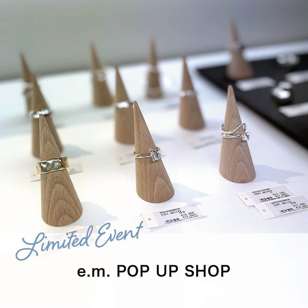 天王寺ミオさんのインスタグラム写真 - (天王寺ミオInstagram)「本日（11/23）より、e.m. POP UP SHOPを開催中！☆  天王寺ミオに期間限定POPUP初開催 e.m.(イー・エム)は、“みんながよろこぶモノづくり　ありそでなさそなモノづくり”をコンセプトに1996年に設立した日本のジュエリーブランド。 シルバーを中心に、ちょっとした遊び心を加えた唯一無二のジュエリーをご提案いたします。  皆様のお越しをお待ちしております♪  ーーーーーーーーーーーーーーーーーーーーーーーーーー 【期間】11月23日(木)〜11月30日(木) 【時間】11:00～21:00 ※最終日は20:00まで 【場所】プラザ館2階　エスカレーター横POPUPスペース  Instagramアカウントトップでは、天王寺ミオで開催中のイベントなどを紹介中♪ぜひチェックしてみてね!  #天王寺ミオ #tennojimio #天王寺mio #텐노지미오 #関西 #간사이 #osaka #오사카 #大阪 #tennoji #텐노지 #天王寺 #あべの #abeno #关西 #天王寺グルメ #イベント#event #em #emgrp #イーエム#ジュエリー#jewelry#ring #アクセサリー#シルバーアクセサリー#パール#em#emgrp #イーエムリング#クリスマスギフト#ご褒美アクセサリー」11月23日 12時57分 - tennojimio_official