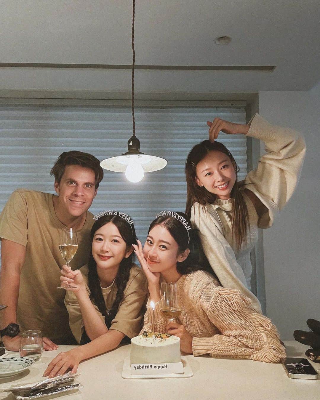 吳斐莉のインスタグラム：「慶生+送行🎉 昨天天氣好好，從中午聊到晚上 從露台聊到中島😆 很期待妳們兩個開啟新的人生旅程 一切都是往更好的方向走  查查 @coindevanity 的瑞典🇸🇪影片 一上片就要看個10次  葳 @patty11266924 記得，妳可以很堅強 但人不是鐵打的 妳也不必永遠只當升起的太陽 請給月亮點空間好嗎🤣  我會在山上守護著你們💪🏼  昨天也辛苦J @jonas.tjd  講了一整天的中文 現在我們終於可以跟你對話 太開心了🤣」