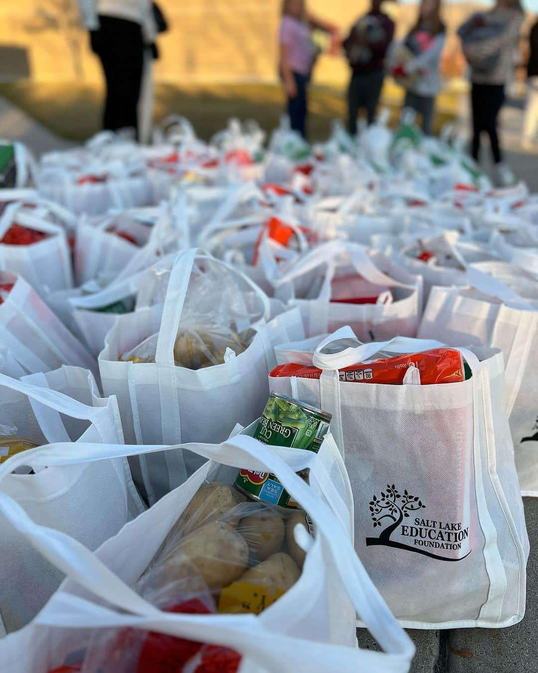 トニー・フィナウさんのインスタグラム写真 - (トニー・フィナウInstagram)「This Thanksgiving Tony's Turkeys will feed over 2,000 families and over 10,000 people throughout Salt Lake City ❤️  Yesterday some of my foundation members, along with volunteers personally handed out meals to those in need in my hometown Rose Park.  So grateful for all the support from so many that make this possible 🙏🏾 There is no greater joy than serving others. Lift where you stand and the world will be a better place. #inspiresomeone」11月23日 13時01分 - tonyfinaugolf