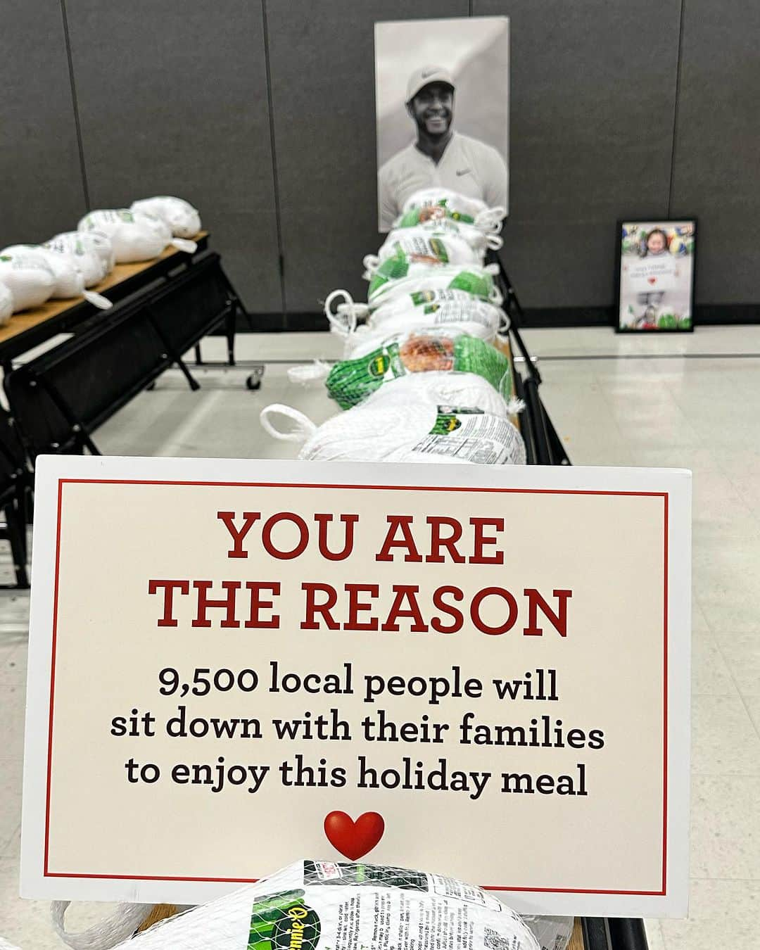 トニー・フィナウさんのインスタグラム写真 - (トニー・フィナウInstagram)「This Thanksgiving Tony's Turkeys will feed over 2,000 families and over 10,000 people throughout Salt Lake City ❤️  Yesterday some of my foundation members, along with volunteers personally handed out meals to those in need in my hometown Rose Park.  So grateful for all the support from so many that make this possible 🙏🏾 There is no greater joy than serving others. Lift where you stand and the world will be a better place. #inspiresomeone」11月23日 13時01分 - tonyfinaugolf