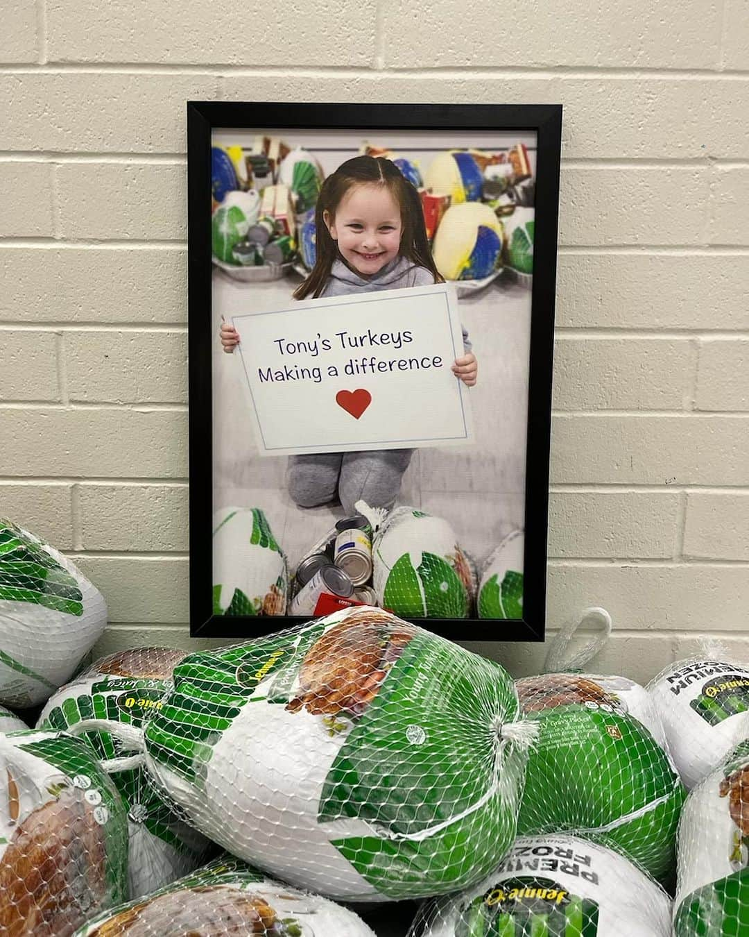 トニー・フィナウのインスタグラム：「This Thanksgiving Tony's Turkeys will feed over 2,000 families and over 10,000 people throughout Salt Lake City ❤️  Yesterday some of my foundation members, along with volunteers personally handed out meals to those in need in my hometown Rose Park.  So grateful for all the support from so many that make this possible 🙏🏾 There is no greater joy than serving others. Lift where you stand and the world will be a better place. #inspiresomeone」