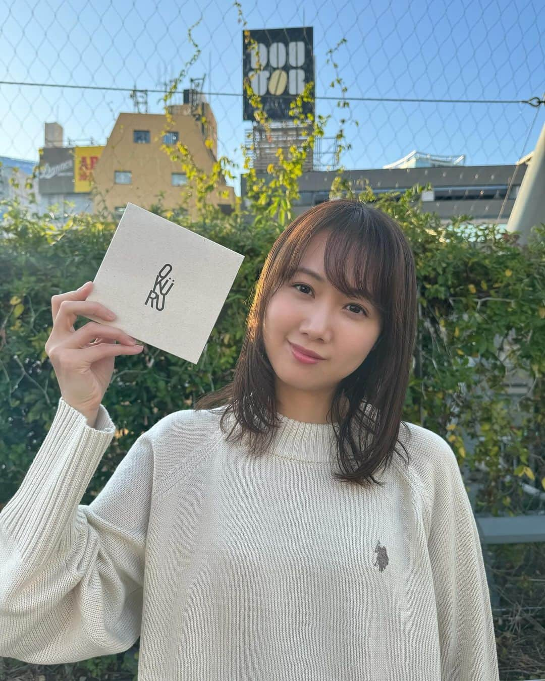 永島聖羅さんのインスタグラム写真 - (永島聖羅Instagram)「🗓️  2024年卓上カレンダーの発売が決定しました。  本日13:00〜受注販売開始しております✨  12/16（土）には、お渡し会もあります。 （お渡し会の時間は、調整でき次第アナウンスします） 会場には、生写真も発売しますのでお楽しみに〜！ 来られる方は久しぶりにわちゃわちゃしましょうね💕 当日券はないので、ご注意ください🙅‍♀️  会場に来られない方も、直筆サイン入りチェキや スクエア会員様はポストカードも付いてくるのでお楽しみに♪  周りの方にも配ってぜひとも 永島聖羅を広めてください！笑  何より今まで好評だったマネージャーカメラでまだ使ってないオフショットだったり、カレンダー用に色んな所に撮りに行ったりして、とても愛着のあるお気に入りのカレンダーが出来上がりました😭👏 1〜12月まで毎月違った私を見てお楽しみください！  数年ぶりのカレンダーを出せて本当に嬉しいです✨ 次に繋げる為にも好評であるようにと願うばかりです！  1人でも多くの方の手に渡りますように…♡  カレンダーのご購入、詳細は 公式HPもしくは、ハイライトから💁‍♀️」11月23日 13時09分 - seira_nagashima