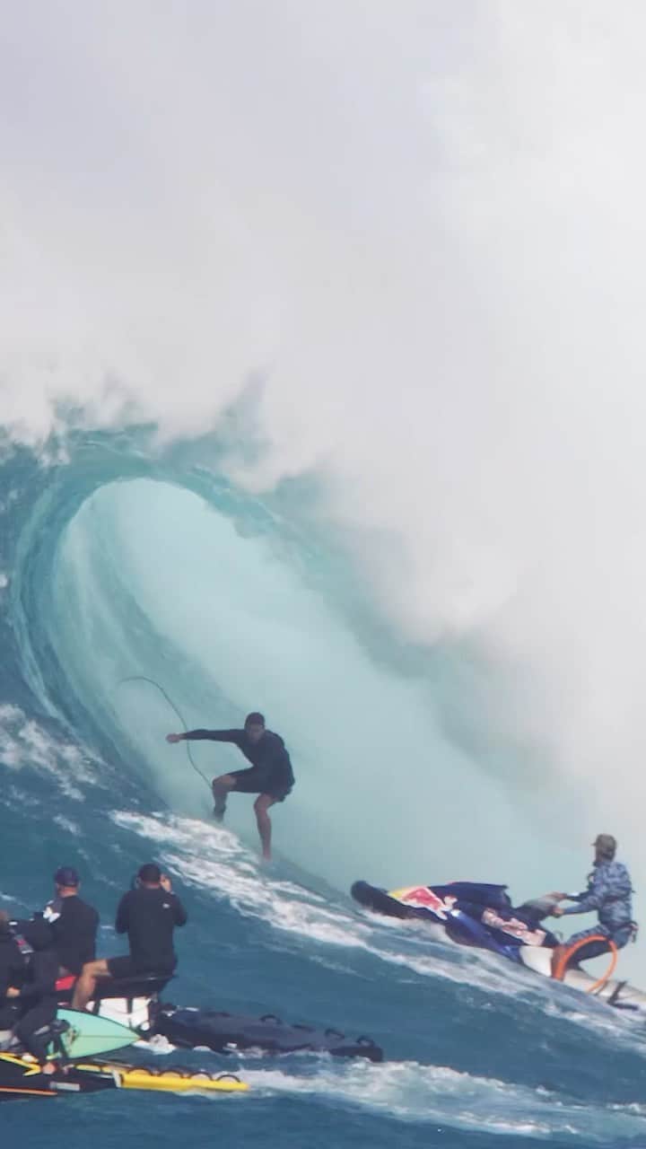 世界プロサーフィン連盟（WSL）のインスタグラム：「With massive swells starting to pop up across the globe, it’s easy to say that Big Wave Season is officially BACK. To keep you held over in between swells, tune in now for @ian.walsh’s “My Last Two Winters” edit, playing now on Red Bull TV 💪  #IanWalsh #BigWaveSurfing」