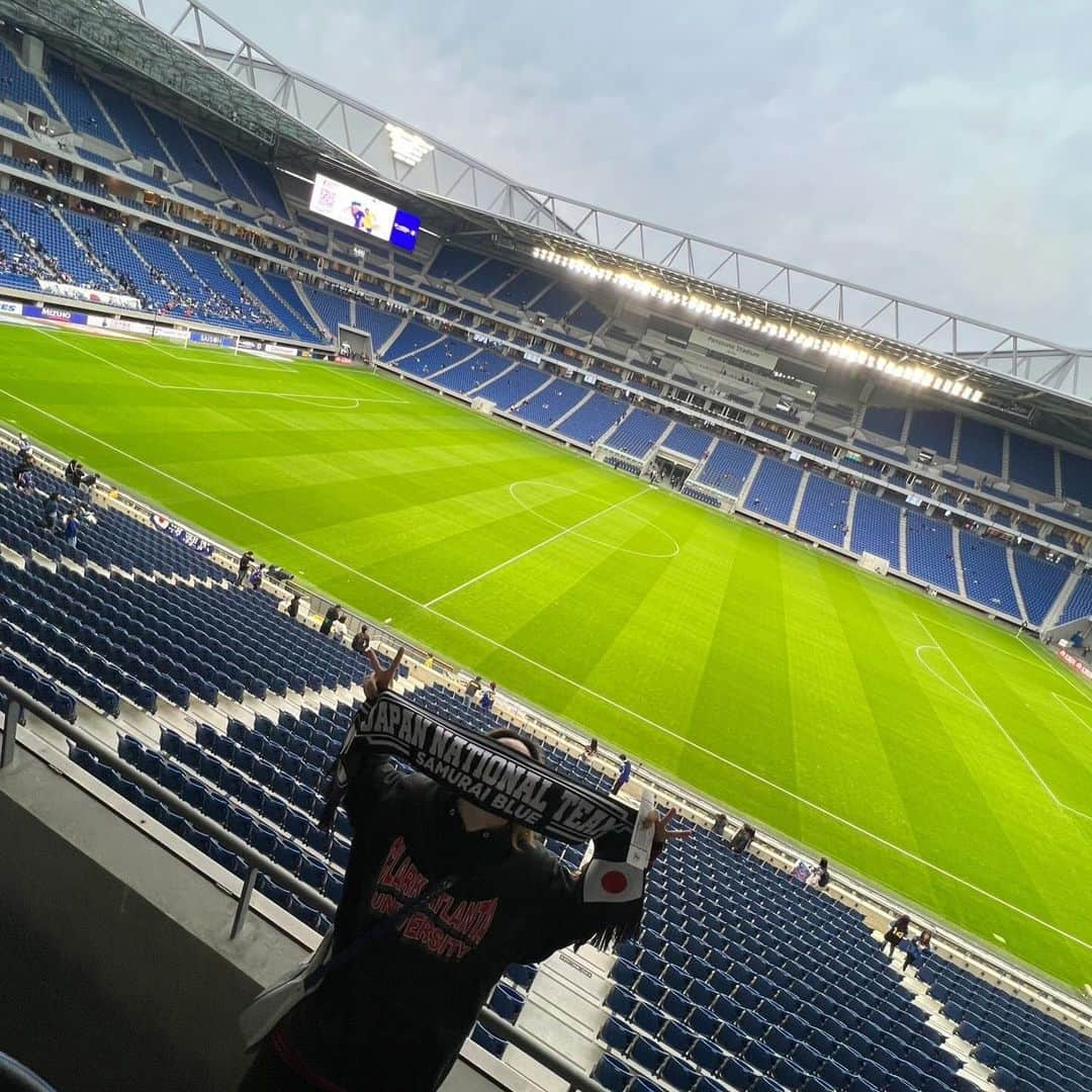 ロザッチさんのインスタグラム写真 - (ロザッチInstagram)「日本代表見に行った😀⚽️🏟️ 最高😀堂安選手を応援している80代くらいのお婆様が堂安選手が点決めて泣いて嬉しがっていたのが本当サッカーって素敵やなってなった日でした⚽️」11月23日 13時10分 - rozacchi