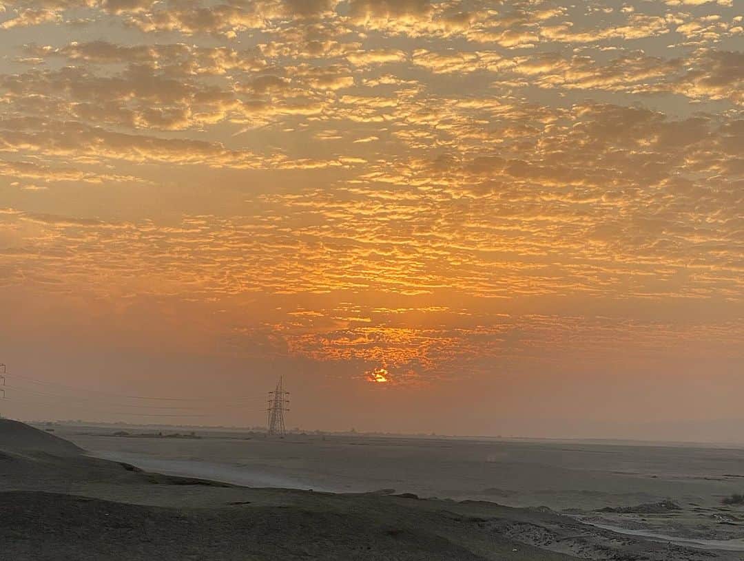 青山有紀さんのインスタグラム写真 - (青山有紀Instagram)「砂漠の夕陽を眺めながら熱々ミントティー なんて氣持ちいいんだ✨✨✨」11月23日 13時13分 - yukiaoya