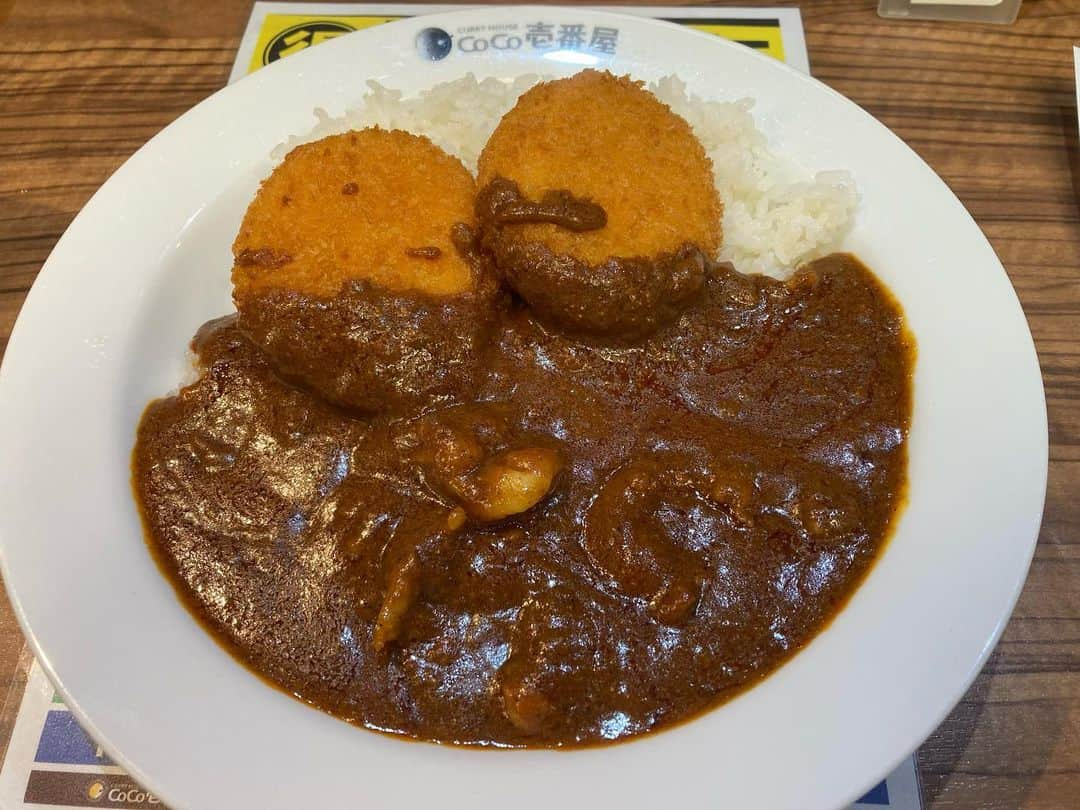 和田政宗のインスタグラム：「今日の昼はココイチ。  20辛が普通になってしまった😅  写真は、期間限定の海老カレー＋クリームコロッケ20辛。」