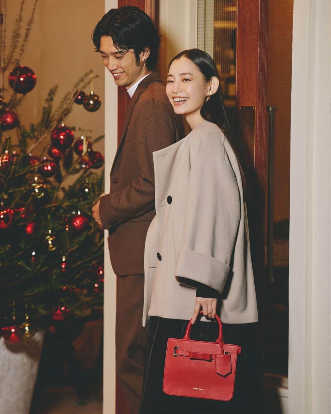Samantha Thavasaのインスタグラム：「Holidays Collection🎄 Tote bag⭐️  --------------------------  大人リボンモチーフが、 甘すぎない大人の可愛さを演出❄️  Newカラーでレッドとグリーンが登場🎄 --------------------------  price ¥29,700  #サマンサタバサ #samanthathavasa  #バッグ  #bag  #new  #holiday  #holidays」