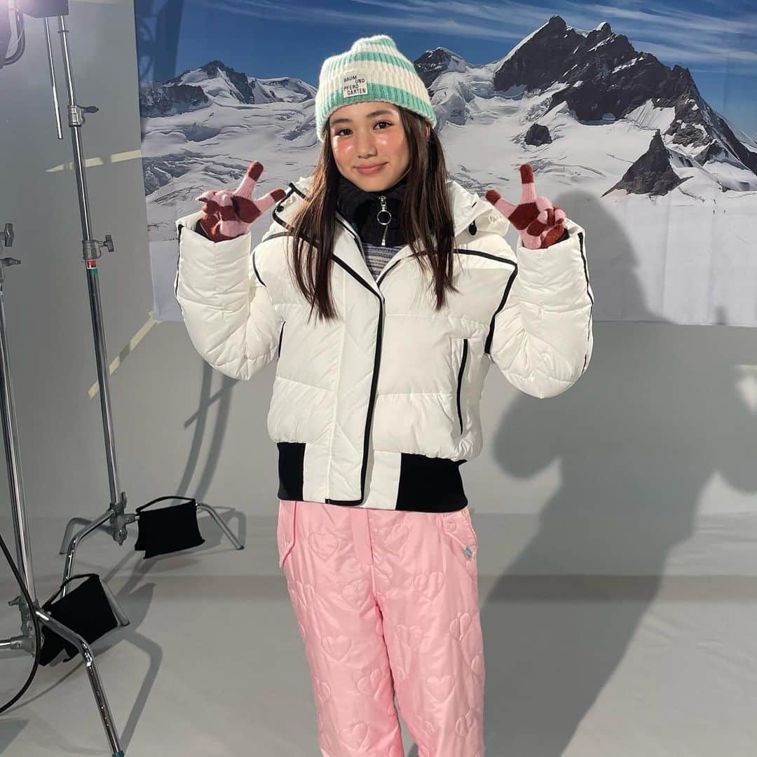 葉山さらのインスタグラム：「ViViオフショット✌️  #ViVi #発売中です！ #いつもより大人 #雪山コーデ #ダウンジャケット #ダウンパンツ #ボーダーニット帽 #ボーダー手袋 #ファッション誌 #大人メイク #オフショット #葉山さら」