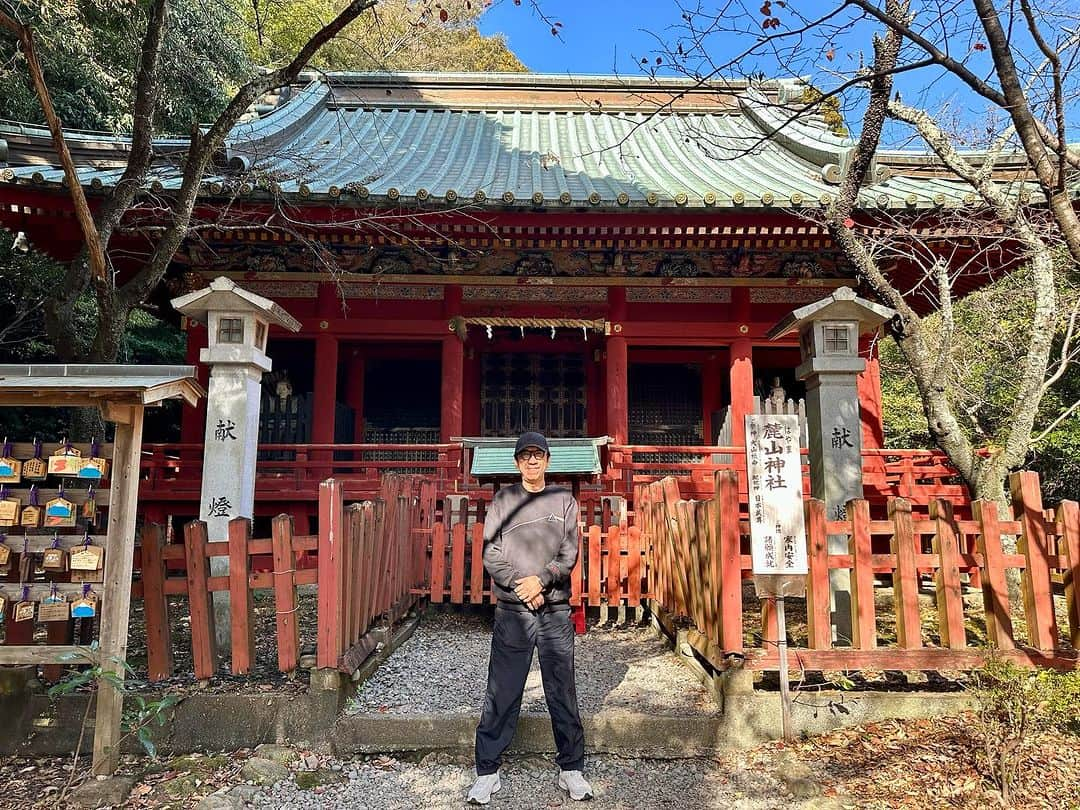 布袋寅泰のインスタグラム：「ホテ散歩@静岡・駿河國総社浅間神社〜麓山神社。快晴の新幹線車窓からの美しい富士山に手を振り、静岡駅から直行ホテ散歩。秋の良き日に七五三の可愛い子供たちと笑顔のご家族がいっぱい。思わず笑みが溢れる。石段はなかなかの数と勾配でした。今夜も最高のショウを！　#布袋寅泰 #ホテ散歩　#静岡　#駿河國総社」