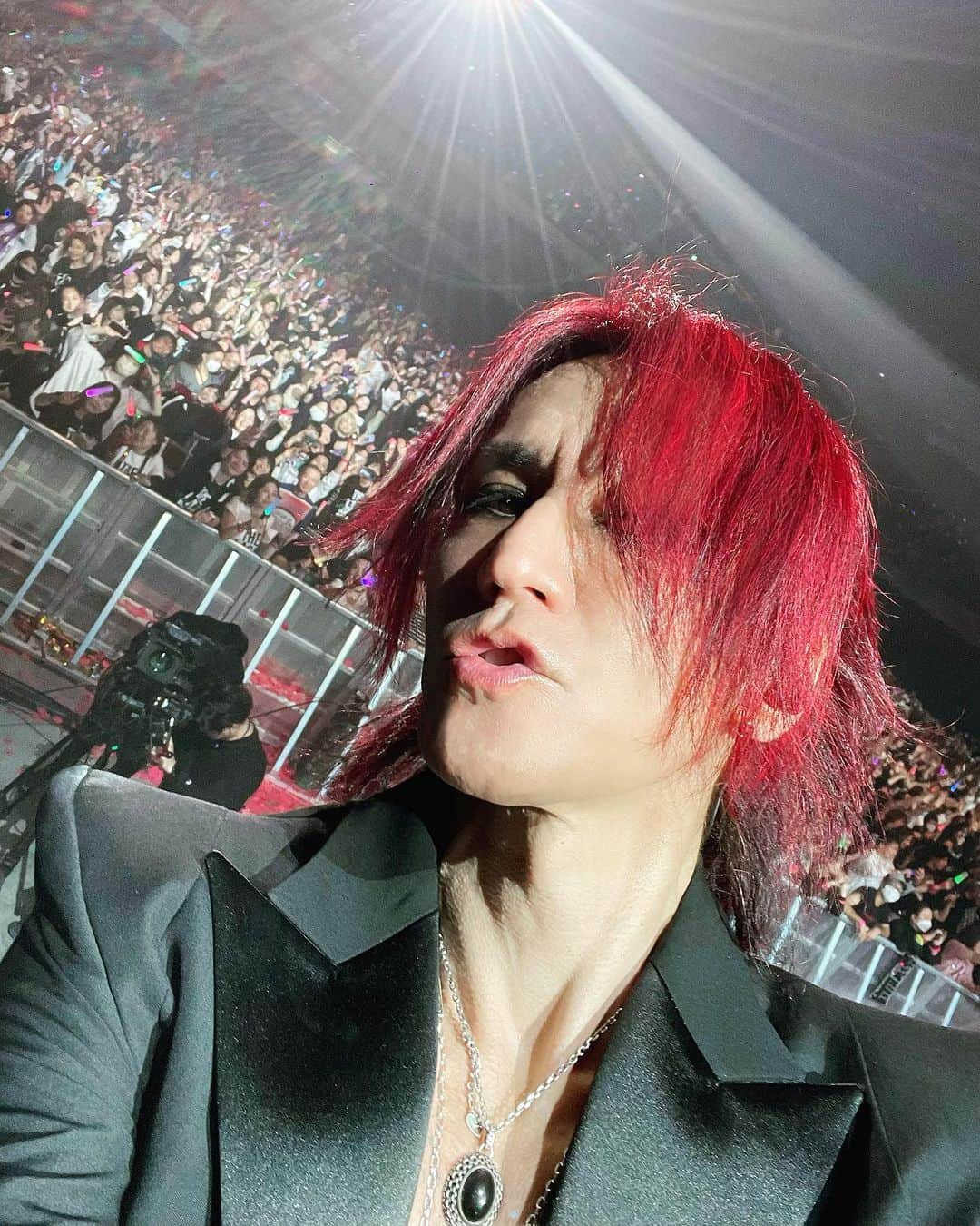 SUGIZOのインスタグラム：「From Tokyo with Love 1122.  THE LAST ROCKSTARS、有明アリーナ公演Day2。 更にイキきったライヴでした。みんな素晴らしかった。本当にありがとう！  悲しいニュースばかりが溢れるこの混迷の時代、今だからこそ音楽の存在意義を信じている。 今だからこそ世界に光を届けたい。  今日最終日、更に全霊でステージに立ちます。みんな昇天しよう！  #THELASTROCKSTARS #TLRS #YOSHIKI #HYDE #SUGIZO #MIYAVI #PATA #PSYCHOLOVE #有明アリーナ」