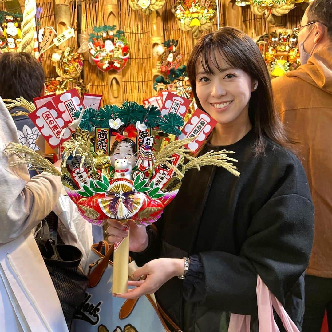 藤本真未のインスタグラム：「* 酉の市⛩ * 東京MX時代に鷲神社の酉の市を中継させていただいた時にその文化を知ったのですが✨  プライベートでは去年から熊手をお迎えしています😌  📍花園神社  去年は夜に行ってとても混んでいたので、 今年は午前中に☀️  1人で不安でしたが、 中村屋のお兄様が優しく対応してくださって🥺 「手拍子も頑張りますんで😊」と言ってくださって、 なんだかとっても良い熊手とご縁をいただきました✨  屋号の木札も後日届くのが楽しみ🏠 「藤本真未」でお願いしました🤲 * 帰りに寄ったデパートのお惣菜売り場で、 店員さんから「酉の市行かれたんですね！幸せ溢れる年になりますように☺️」と声をかけていただいて、なんだかもうそれだけで幸せな年になるなと思いました…🤍！ #伊勢丹新宿店 様 * #酉の市 #花園神社 #熊手 #中村屋 #招き猫 #11月23日 #二の酉」