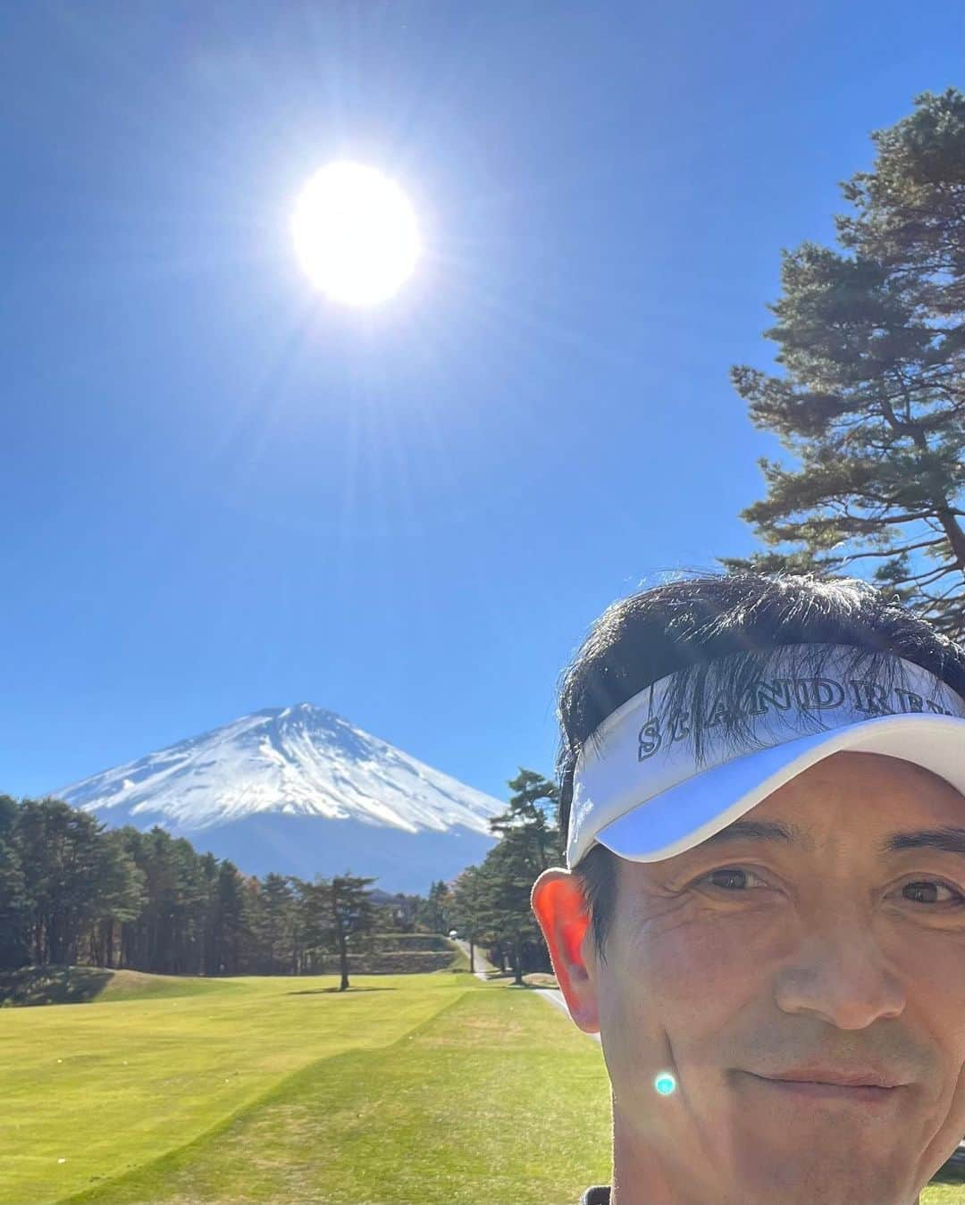 沢村一樹のインスタグラム：「. サイコーのゴルフ日和に、楽しいメンバーと！  連ドラ真っ只中ですが、ちょっとひと息。  キャディーさんもトクメイ！を観てくれていたので、Ｘの正体をバラしておきました♪笑」