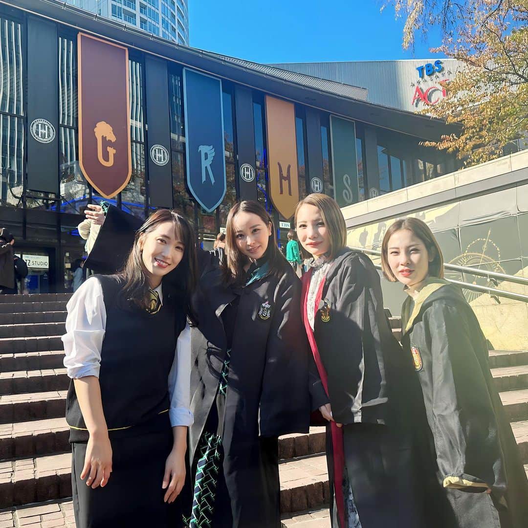 のインスタグラム：「🧙🪄  何ヶ月も前から楽しみにしてた舞台 「ハリーポッターと呪いの子」  スタッフと、ローブ着て観覧🧙💓笑笑 ローブもスタッフが貸してくれました😂  まず赤坂駅を降りたら一面ハリーポッターの世界で感動✨ 観劇前のワクワク感が増してきました💓  肝心の舞台は、 役者さんの演技力はもちろんなのですが 舞台装置や演出に超びっくり、超感動！🥺 まるで本当に魔法界にきたような感覚で かなり楽しかったです…！🫶🫶  今回藤木直人さんが主演の回でしたが、ぜひ他の 役者さんの回も見てみたいなと思うほど感動しました☺️  役者さん、舞台スタッフさん、 原作ファンがとても多く期待もプレッシャーも凄い中、 こんな素晴らしい世界観を創り上げられること、 改めて尊敬！✨✨  #ハリーポッター #ハリーポッターと呪いの子」