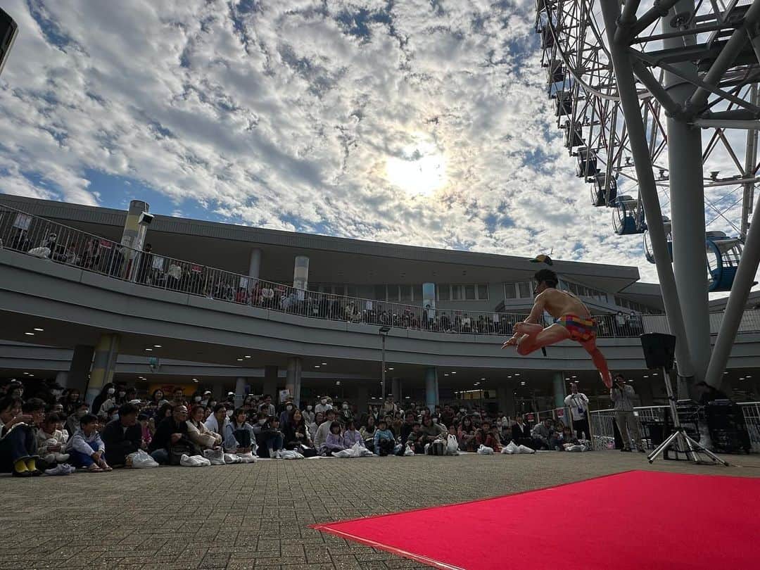 小島よしおのインスタグラム：「りんくうプレジャータウンシークルで ライブ‼️  神秘的な空に見守られながら🤩」
