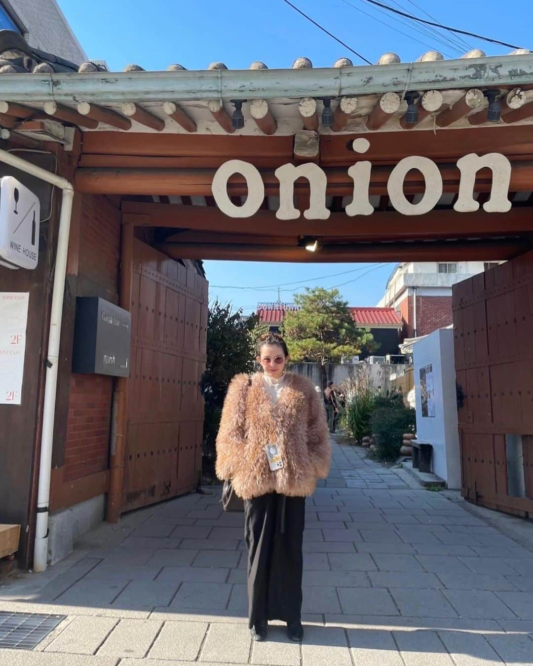 山本夢のインスタグラム：「. 人生初の韓国へ🇰🇷✈️ 朝ごはんは onionへ  流行っているみたいで とても並んだ。けど 粉砂糖が はちゃめちゃに 盛られてるパンが 思ってた6倍 美味しかったので 最高の朝の始まり。  #韓国 #韓国旅行 #韓国グルメ  #korea #cafeonion  #coffee #coffeetime」