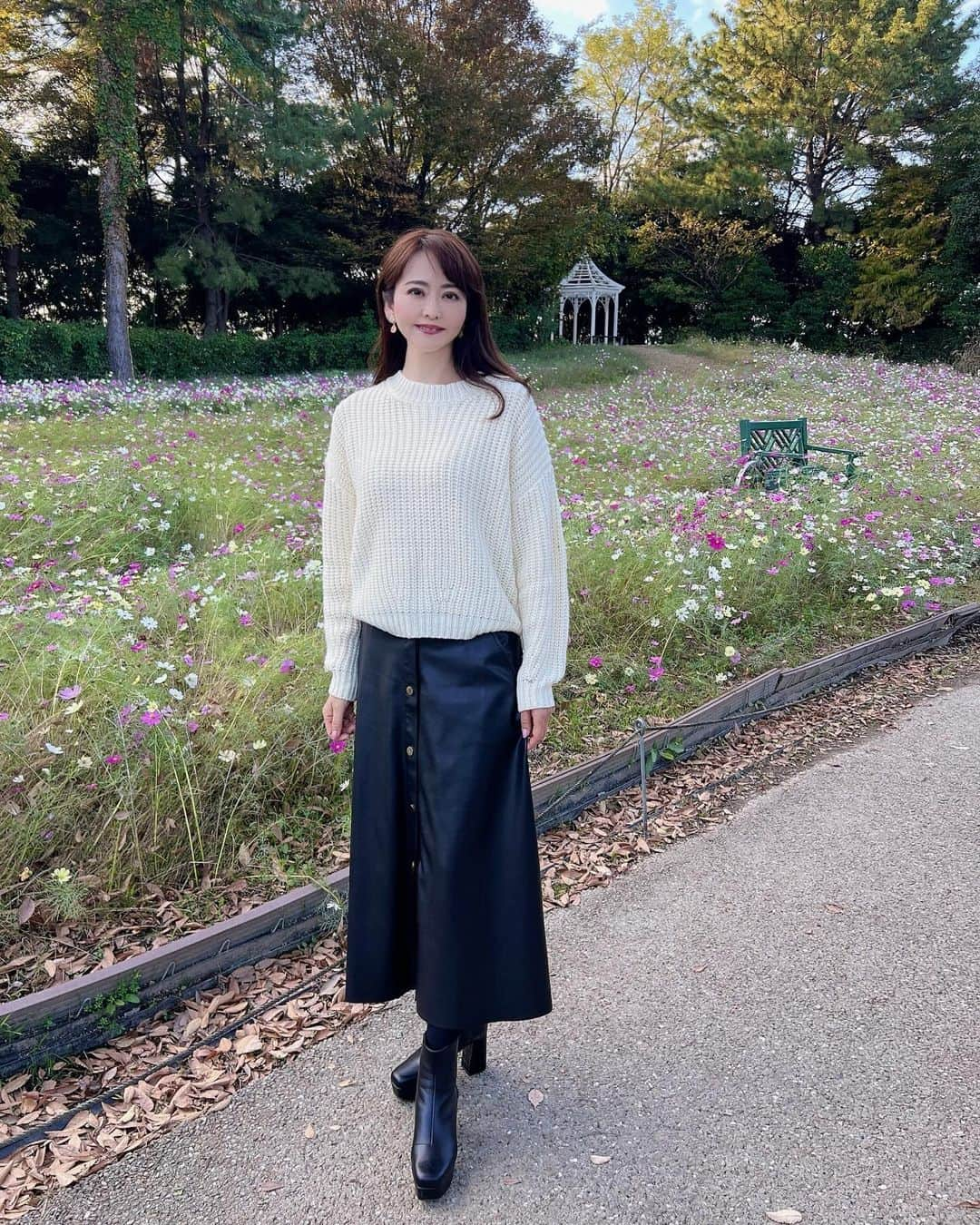 森雅子さんのインスタグラム写真 - (森雅子Instagram)「✨✨  SHEINの新しいブランド FURIFULフリフル  @shein_japan  @sheinofficial   まだまだご紹介✨  FRIFUL 無地柄ドロップショルダーセーター  これもとっても着やすかった。  肌触りもよく、暖かくて 1枚で可愛いく着られます。  シンプルなデザインのニットは 何枚あっても重宝しますね😊  私はMサイズを着てます。 まだS〜XLまで全サイズありました。  クーポンコード【FRIFUL314】 12月31日まで  お買い上げ5.999円まで15%OFF 6.000円以上は20%OFFになります。  よかったら使って下さい♪  コスモスと一緒に撮れて 秋らしい写真になりました♪  スカート　#zara  ・ ・  #PR #SHEIN #FRIFUL #SHEINコーデ #FRIFULコーデ #BeSHEINモデル #sheinjapan  #ニットコーデ #秋冬ファッション  #大人カジュアル #綺麗めカジュアル  #大人カジュアルコーデ #上品コーデ  #大人フェミニン #大人フェミニンコーデ  #トレンドファッション #autumnfashion」11月23日 18時58分 - mako_marie_an