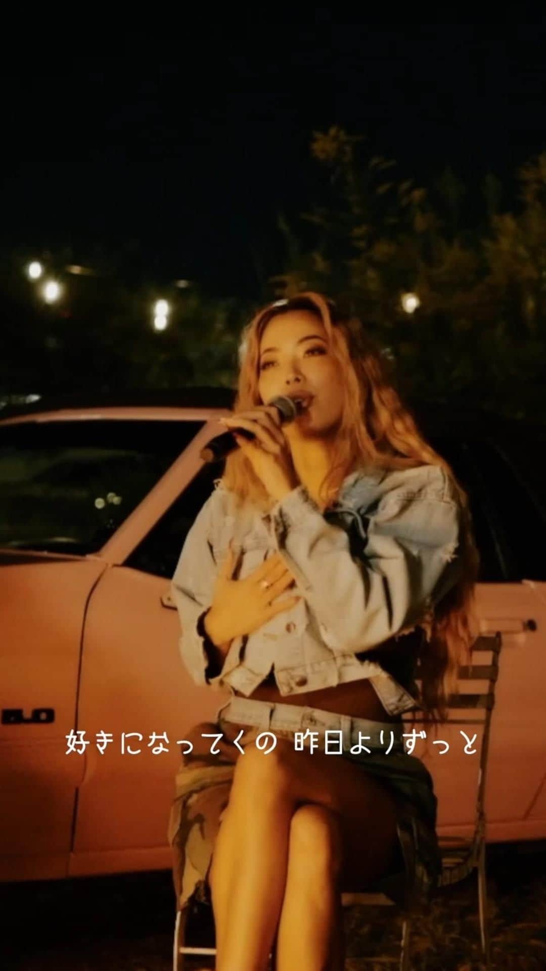 Minamiのインスタグラム：「6年前に作った「Girl Like Me」はいまでもお気に入り✨もう6年か🥹 付き合う前の曖昧な関係、せかせかして形を求めてしまいがちだけど、その時しか感じれない物もたくさんあるよね💘なんでも今を楽しむは永遠のテーマだね。 アコースティックバージョンがYOUTUBEにアップされたので聴いてね。 「Girl Like Me」 is a song we wrote 6 years ago. Its about the beginning stages of a relationship before you have the “What are we?” conversation. We tend to always want to put a label on things and rush forward but the best part is always about savoring the moment.  The full version is up on YOUTUBE. Enjoy✨ and have a great rest of the week.」