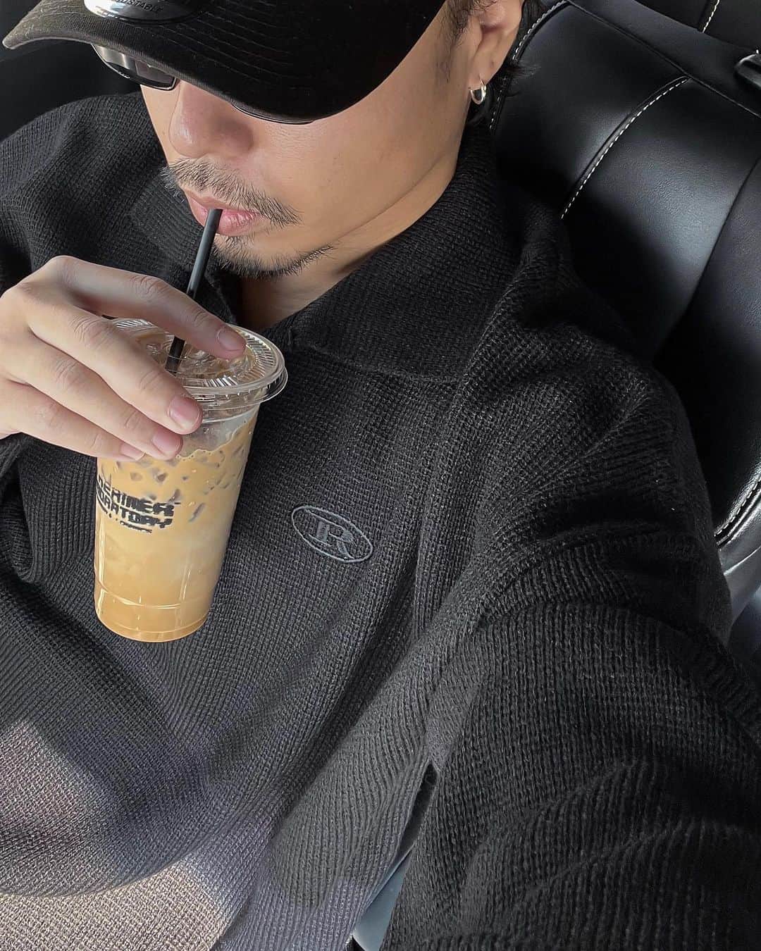 TOMOYAのインスタグラム：「. この間ぶりの @streamer_wako  ここのリボルバーラテがうまいのよ🥵🤎  #streamercoffeecompany #coffee #latte」