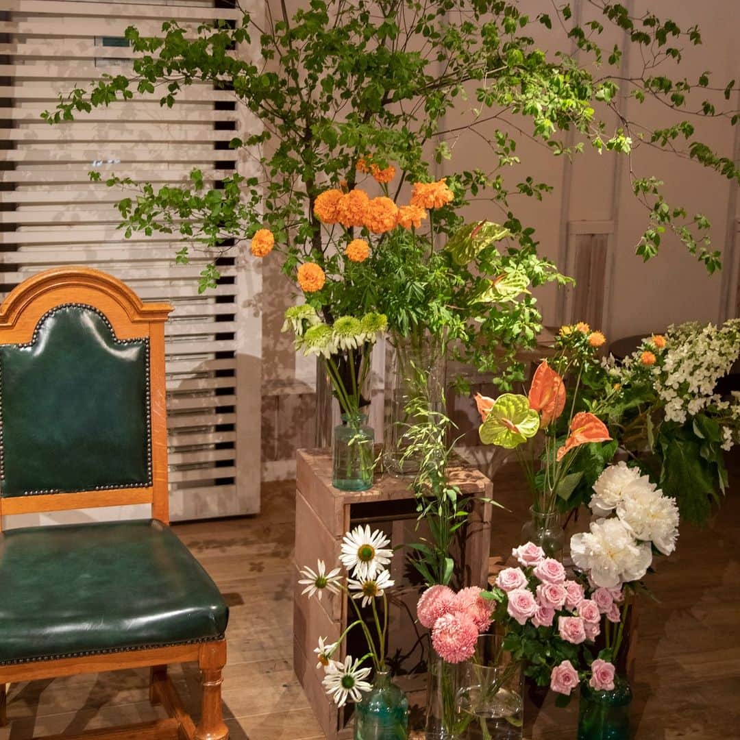 The Sally Garden（ザ サリィガーデン）さんのインスタグラム写真 - (The Sally Garden（ザ サリィガーデン）Instagram)「会場に飾るお花もこだわりたいポイント✨ おふたりのイメージをプランナーとフラワーコーディネーターと一緒に創り上げる♡  世界に一つだけの会場に♡  サリィガーデンは新郎新婦専用のテーブルと椅子を置くスタイルの高砂席  ゲストの皆様との距離感を近くするソファや椅子のみのスタイル  ゲストの皆様と同じテーブルに座るスタイル  など多くのスタイルからお選びいただけます✨ . . . . 栃木県足利市の結婚式場 ザ サリィガーデン  緑に囲まれた癒しの貸切邸宅で叶う憧れのガーデンウエディング🌳 ガーデンを囲むように建てられた邸宅からは庭園との行き来も自由で、その動線を活かした結婚式を叶えることができる。 ガーデンでのセレモニーやパーティ、演出などふたりの思い思いのガーデンタイムを。また厳選食材を使用した料理を癒しの空間で振る舞って♪ ----------------------------------------------------------- ★おすすめ★ 当館人気No.1 【90万円特典×10,000円ギフト×黒毛和牛試食】会場見学×ALL体験フェア  ＼組数限定／ 迷ったらこのフェア！初めてでも安心*サリィの魅力をALL体験♪  ■来館特典 1.選べるギフトカード10,000円分 (有名ネットショップカード or 有名コーヒーショップカード) ※インスタフォロー必須 2.黒毛和牛の豪華無料試食  ■成約特典 最大90万円分の豪華優待 ※予約枠変動有  ・相談会 【庭を囲む貸切邸宅】サリィガーデンで叶う、ふたりとゲストがありのままにリラックスして過ごせる結婚式。 先輩花嫁様の実例を見ながらイメージを膨らませてみましょう！ どんなに小さなことでもご相談に乗ります！  ・試食会 【クチコミ高評価】食材を厳選しお子様から大人まで楽しめる♪ フェアでは黒毛和牛を使った豪華試食！ シェフとの打ち合わせでお2人オリジナルのフルコース料理が実現可能♪  ★その他のフェア★ ・＼初めての方／【ガーデン口コミ1位】なんでも相談会×無料試食 ・【2024年9月迄の結婚式がお得◎】最大100万優待×無料試食フェア ・少人数・家族婚Wedding＊貸切で叶う】専用会場×相談会 ・【フォトウェディング必見】フォトスポット×館内見学×相談会 ・＼オンライン相談会*おうちで会場見学／30分～スマホでOK◎ など  ご参加は プロフィール @the_sally_garden から公式HP or ストリーズのハイライト よりご予約可能🌳  DMでのご予約も可能なのでお気軽にお問い合わせください♪  #サリィガーデン #栃木結婚式 #栃木結婚式場 #足利 #足利結婚式 #ガーデン #ガーデン挙式 #会場装花 #会場装飾 #装花 #テーブルコーディネート #コーディネート #flower #お花 #高砂席 #ソファ席 #メイン席」11月23日 18時53分 - the_sally_garden