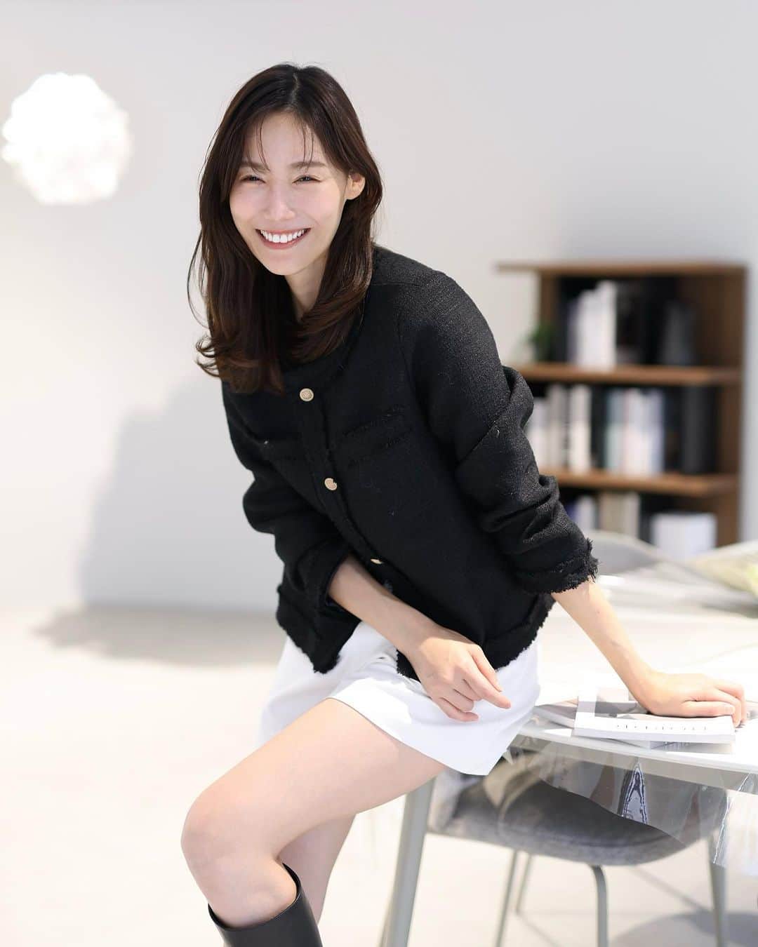 島村みやこのインスタグラム：「📚 素敵なスタジオで 衣装もオフィス感があったので  『島村みやこが会社にいたらシリーズ』  とか言ってカメラマンさんと 撮影したショットをどうぞ🤣🏢✨  jacket: @_torugato_apparel_  studio: @chocolatcorp_studio」