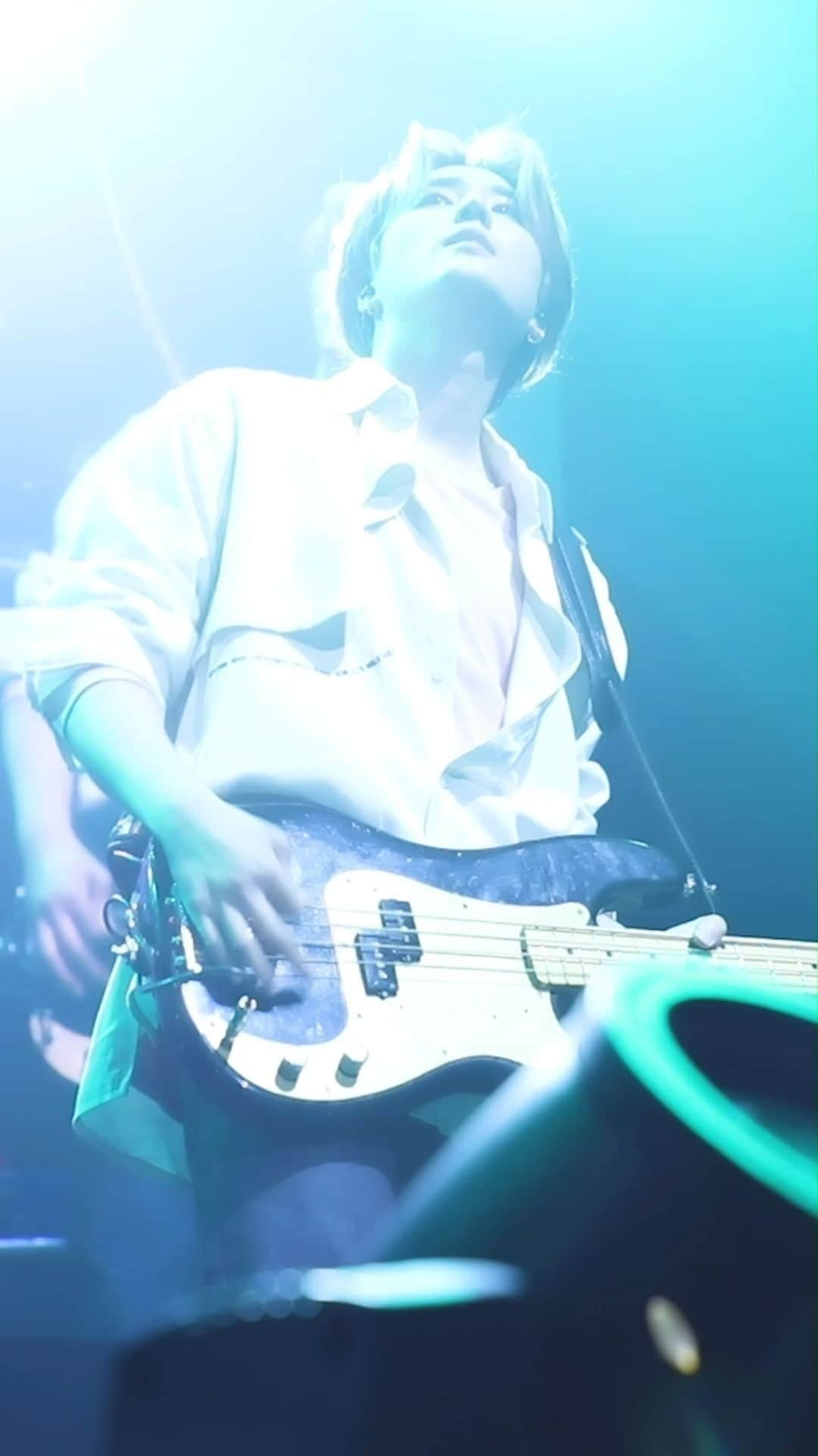 DAY6のインスタグラム：「Young K가 말아주는 베이스 솔로는...👍🏻 @ 2019 2ND WORLD TOUR 'GRAVITY'  #DAY6 #데이식스 #YoungK  @from_youngk」