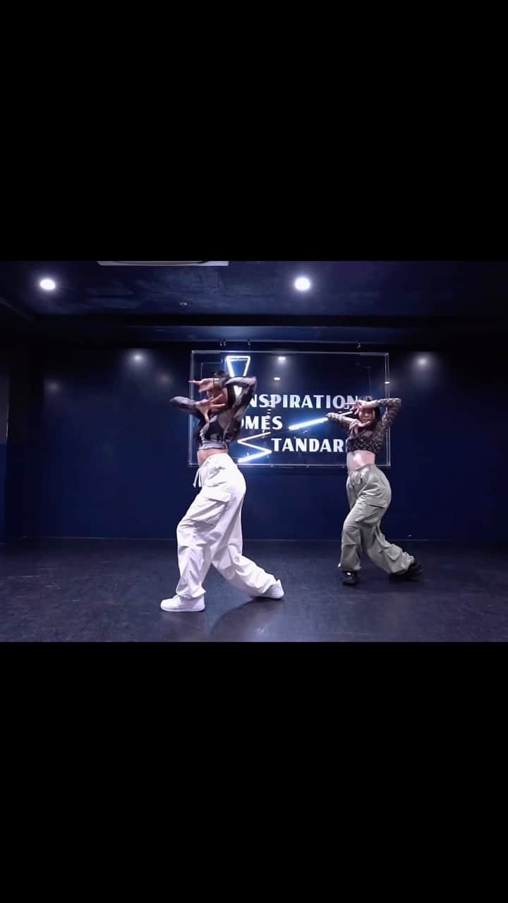 花岡なつみのインスタグラム：「❤︎❤︎❤︎  LVLY / @official.kep1er  choreo by @natsumi_hanaoka   dance with  @hnnoisy   色んなスタジオに来てくれてるひなと🐣💖 だんだん息ぴったりになってきたね✌︎✌︎  #kep1er#LVLY#dance#jazzfunk」