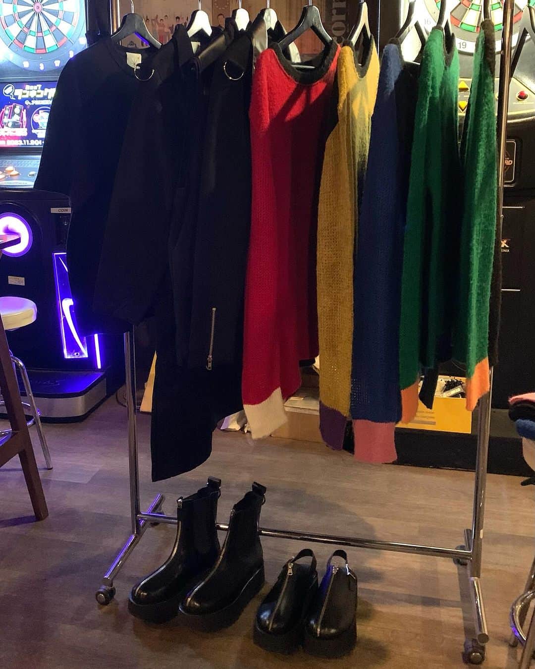 白鳥雪之丞さんのインスタグラム写真 - (白鳥雪之丞Instagram)「POP UP SHOP TOUR@熊本、初日です!! 11/23〜26、新市街のBAR CONNECTIONにてコラボアイテム、新作アイテム等もご用意して、店頭にて皆様のご来店をお待ちしておりますので宜しくお願い致します😊🏬  DAY:2023.11/23(木・祝)〜26(日) TIME:13:00〜20:00 ※26日は17時迄の営業になります SHOP: dining&darts bar  connection PLACE: 熊本県熊本市中央区新市街9-1 ハローレディビル3F TEL: 096-321-6088  @tears_of_swan  #tearsofswan  #popupshoptour #popupshop  #熊本」11月23日 13時27分 - yukinojoeshiratori
