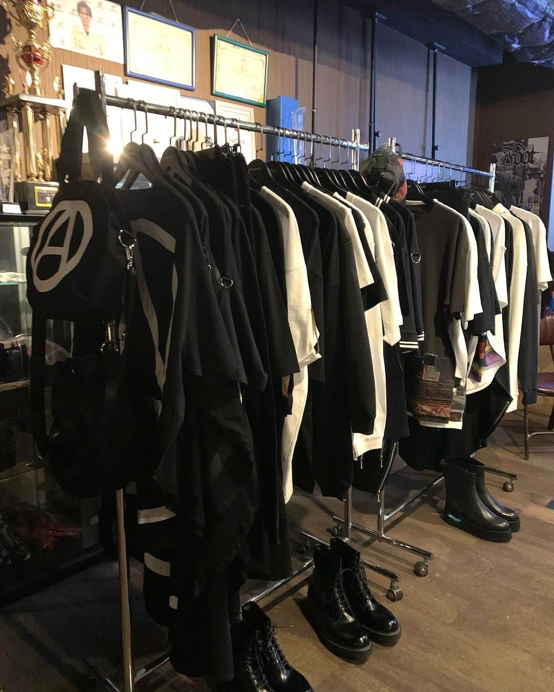 白鳥雪之丞さんのインスタグラム写真 - (白鳥雪之丞Instagram)「POP UP SHOP TOUR@熊本、初日です!! 11/23〜26、新市街のBAR CONNECTIONにてコラボアイテム、新作アイテム等もご用意して、店頭にて皆様のご来店をお待ちしておりますので宜しくお願い致します😊🏬  DAY:2023.11/23(木・祝)〜26(日) TIME:13:00〜20:00 ※26日は17時迄の営業になります SHOP: dining&darts bar  connection PLACE: 熊本県熊本市中央区新市街9-1 ハローレディビル3F TEL: 096-321-6088  @tears_of_swan  #tearsofswan  #popupshoptour #popupshop  #熊本」11月23日 13時27分 - yukinojoeshiratori