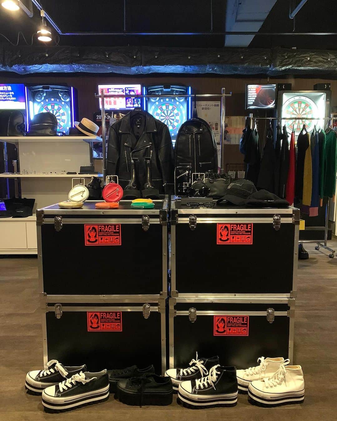白鳥雪之丞さんのインスタグラム写真 - (白鳥雪之丞Instagram)「POP UP SHOP TOUR@熊本、初日です!! 11/23〜26、新市街のBAR CONNECTIONにてコラボアイテム、新作アイテム等もご用意して、店頭にて皆様のご来店をお待ちしておりますので宜しくお願い致します😊🏬  DAY:2023.11/23(木・祝)〜26(日) TIME:13:00〜20:00 ※26日は17時迄の営業になります SHOP: dining&darts bar  connection PLACE: 熊本県熊本市中央区新市街9-1 ハローレディビル3F TEL: 096-321-6088  @tears_of_swan  #tearsofswan  #popupshoptour #popupshop  #熊本」11月23日 13時27分 - yukinojoeshiratori