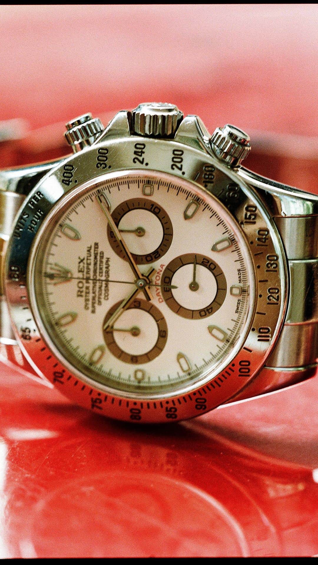 アマンダ・ミシェルカのインスタグラム：「If you haven’t picked up your copy yet, be sure to check out the November issue of @hodinkee magazine/Vol 12. Thank you to the team for featuring our story. “The Rolex Daytona Manifested from a Lyric” ~ #prettyplaces」