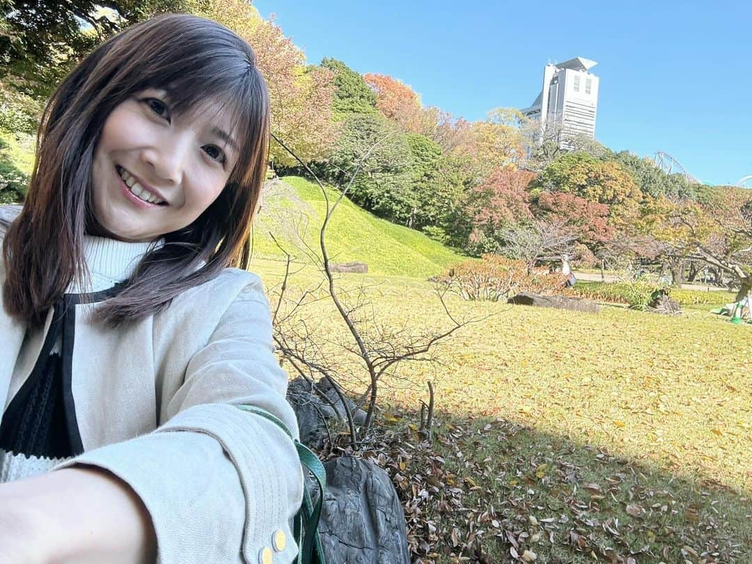 根本美緒のインスタグラム：「今日は暖かいですねー！ 写真は都内公園ですが、今自分は野球に来てまして⚾️子供達がランニングする中継地点で待機中😀 まさに小春日和で今日は練習日和😊✨ 東京21℃ 名古屋大阪20℃ 福岡23℃ 仙台札幌18℃ 青森19℃ 那覇26℃  #ネモ天 #天気予報 #気象予報士 #小春日和 #少年野球 #少女野球」