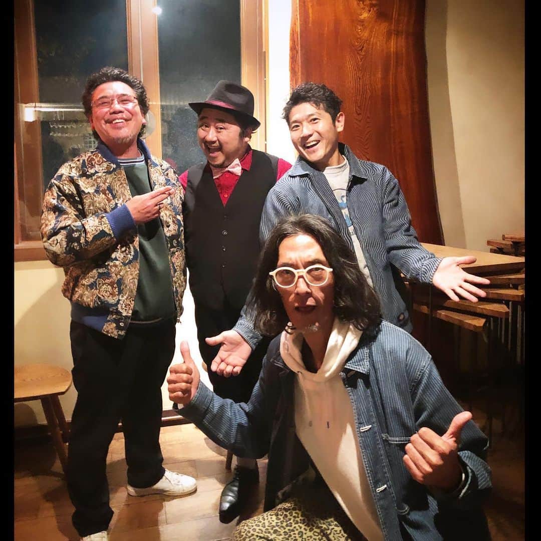 MONKYのインスタグラム：「昨日はご近所、溝の口ネオネラで演ってたモミー&Megaへ！  ミュージシャンも集まってワイワイと幸せvibes溢れてました。  セッションも楽しかった〜、ありがとうー！  そして、今日から関西で2週間、いろんな処でいろんなメンバーと、毎日がディスカバリー🚀🚀🚀  ぜひ遊びに来て下さい♬  本日23日は、大阪は西成のパワースポット、難波屋！  オリックスと阪神の優勝パレードもあるようだし、今夜のJam Spotはお祭り騒ぎな予感。  乾杯しましょ！」