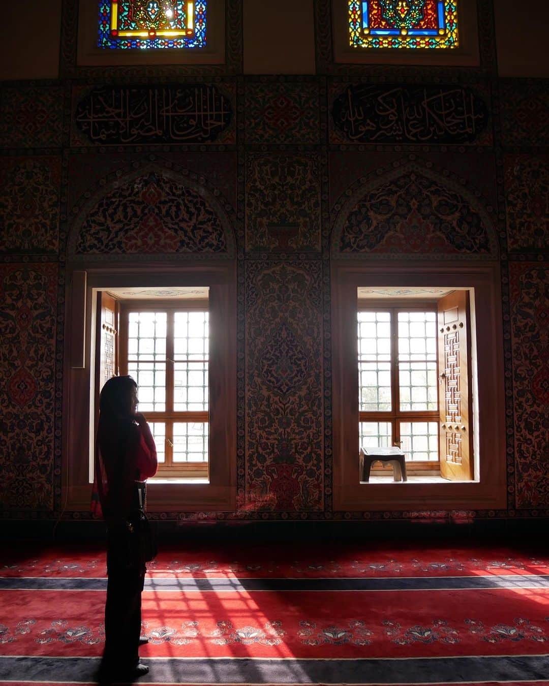 入山杏奈さんのインスタグラム写真 - (入山杏奈Instagram)「📍Ankara - Türkiye  先月人生初のトルコに行ってまいりました！🇹🇷 おそらく今年ラストの海外...  まずは首都のアンカラ。 あまりすることも決めてなかったので、ホテルの近くにあったモスクになんとなく入ってみたんだけど、その規模感に圧倒されました🥹 何よりびっくりしたのはモスクの壁の柄がすべて手描きだったこと...！ 上の方とかどうやったんー！！って興奮してました。笑  アンカラでは日本人が珍しいみたいで、モスクで働いてた現地の方に頼まれて写真を一緒に撮りました😂  ご飯はケバブをたくさん😤 量多すぎて食べ切れずテイクアウト。 ケバブとは日本人がイメージする皮に包まれたケバブ”🥙”ではなくて、お肉全体を指すみたいで、お好みで皮やパンと合わせて食べるんだって！お米もあったけどおかず的な立ち位置みたい。 ヒツジが癖が強くて、普段日本でラムやジンギスカン大好きなわたしでもちょっときつかった〜。  Fui a Turquía por primera vez el mes pasado.  No habíamos decidido que hacer, así que fuimos a una mezquita cerca del hotel, pero estuvo súper impresionante 🥹✨ Lo que más me sorprendió fue que todo lo que había en las paredes de la mezquita estaba pintado a mano! Cómo pintaron el de arriba… ni siquiera puedo imaginar🫨   Parece que es raro ver los japoneses en Ankara, así que unos chicos que trabajaban allá nos pidieron que nos tomáramos una foto con ellos jaja」11月23日 13時35分 - iamannairiyama
