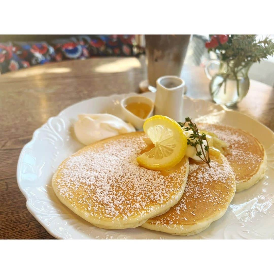 高木沙織さんのインスタグラム写真 - (高木沙織Instagram)「🥞 * ずーっと行ってみたかったお店♡ 鎌倉•長谷にある古民家カフェ 『サカノシタ』さん。 * 建物の外観だけじゃなく 内装のアンティーク家具も素敵だった✨ 猫ちゃんのクッションがかわいい 窓際のお席に座らせてもらったら 日当たりがポカポカで とっても心地よかったです。 * レモンパンケーキは もう、見ためからキレイ🍋 レモンピールとレモンのソースも 美味しかった^ ^ * ぷーさんの後頭部も絶景です。 * 『サカノシタ』さんは 「最後から二番目の恋」のモデルになったお店。 今でも大好きなドラマ。 * オーナーのりさちゃん 久しぶりに会えて嬉しかった！ りさちゃん、時が止まったかのように ずっとキレイでかわいい✨ お店のいたるところにりさちゃんのセンスが感じられて とにかく素敵すぎるから また行く！！ * * #鎌倉 #鎌倉カフェ  #長谷 #長谷カフェ #古民家カフェ #古民家 #サカノシタ #カフェ坂の下 #坂の下 #最後から二番目の恋 #パンケーキ #猫 #由比ヶ浜ビーチ  #kamakura #cafe」11月23日 13時40分 - saori_takagi