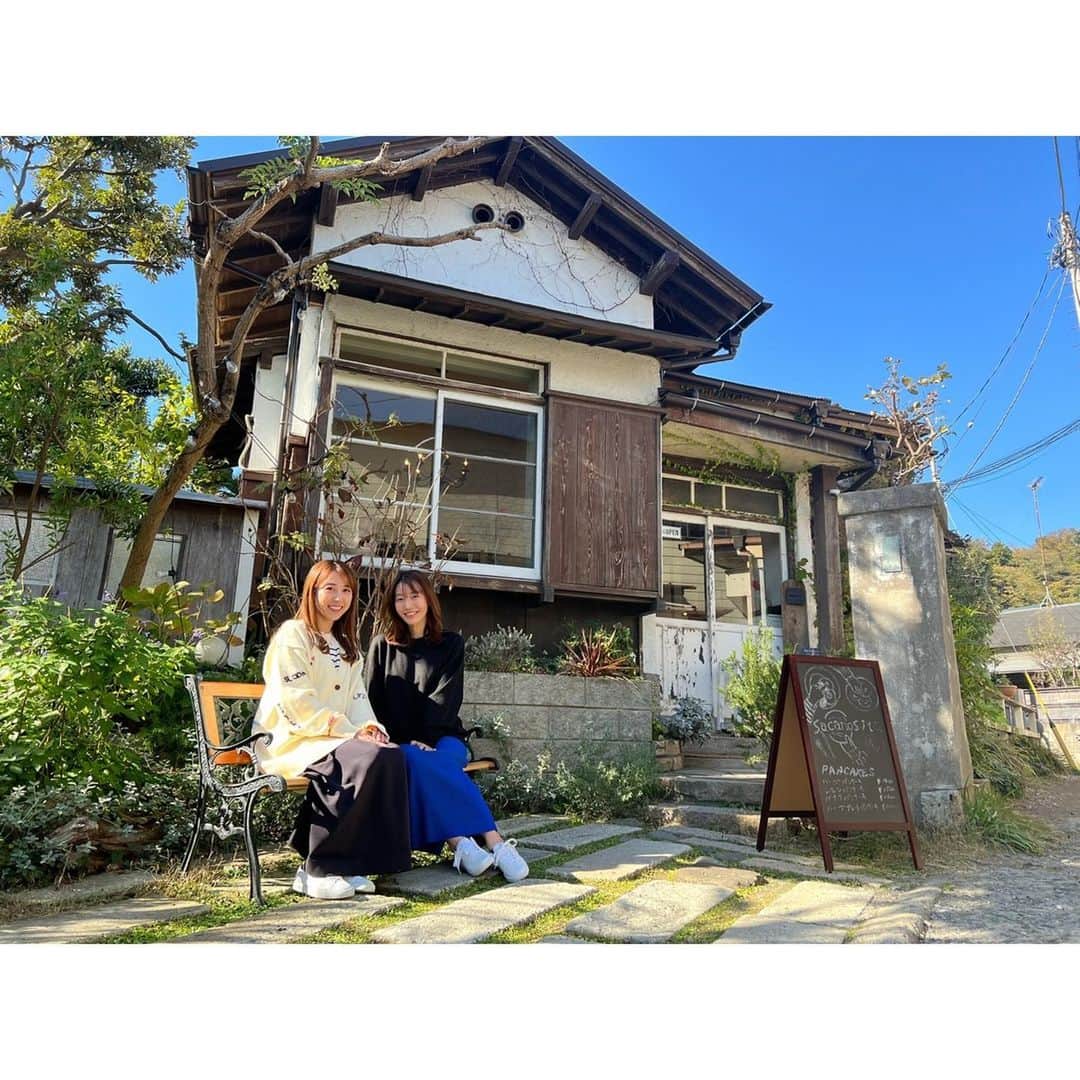 高木沙織さんのインスタグラム写真 - (高木沙織Instagram)「🥞 * ずーっと行ってみたかったお店♡ 鎌倉•長谷にある古民家カフェ 『サカノシタ』さん。 * 建物の外観だけじゃなく 内装のアンティーク家具も素敵だった✨ 猫ちゃんのクッションがかわいい 窓際のお席に座らせてもらったら 日当たりがポカポカで とっても心地よかったです。 * レモンパンケーキは もう、見ためからキレイ🍋 レモンピールとレモンのソースも 美味しかった^ ^ * ぷーさんの後頭部も絶景です。 * 『サカノシタ』さんは 「最後から二番目の恋」のモデルになったお店。 今でも大好きなドラマ。 * オーナーのりさちゃん 久しぶりに会えて嬉しかった！ りさちゃん、時が止まったかのように ずっとキレイでかわいい✨ お店のいたるところにりさちゃんのセンスが感じられて とにかく素敵すぎるから また行く！！ * * #鎌倉 #鎌倉カフェ  #長谷 #長谷カフェ #古民家カフェ #古民家 #サカノシタ #カフェ坂の下 #坂の下 #最後から二番目の恋 #パンケーキ #猫 #由比ヶ浜ビーチ  #kamakura #cafe」11月23日 13時40分 - saori_takagi