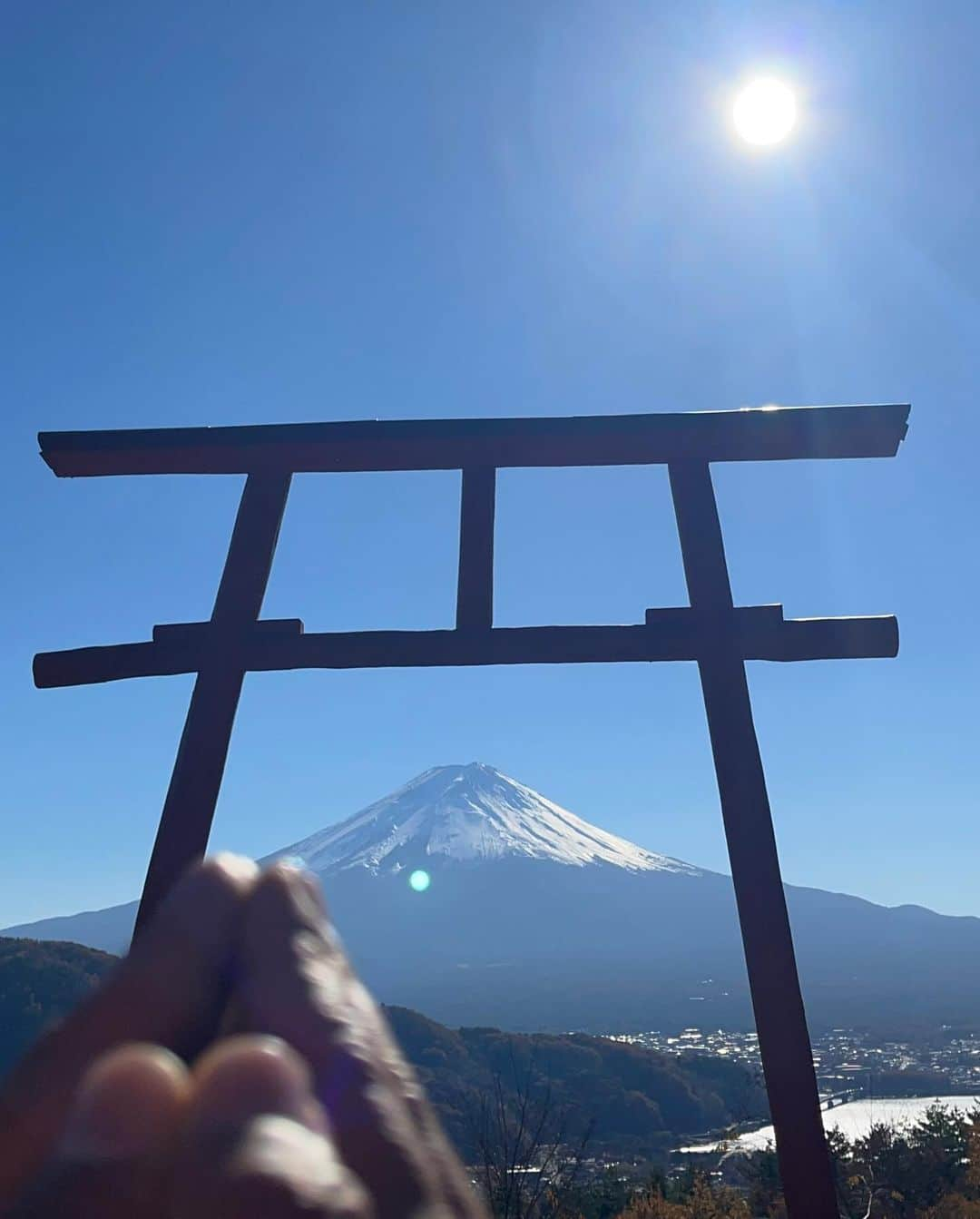 鷹木信悟さんのインスタグラム写真 - (鷹木信悟Instagram)「41歳を迎え好きな所に行きたいな〜と考えたら 東京タワーでもスカイツリーでも浅草でも無く 富士山を近くから観たくなった！笑 理屈じゃなくDNAに刷り込まれてる直感かな😆 初めて行った遥拝所⛩️🗻最高でした...✨🙏✨ #河口浅間神社 #河口湖 #山梨 #富士山 #世界文化遺産  #プロレスラー #prowrestler #感謝 #njpw #飛龍乗雲🐉」11月23日 13時41分 - takagi__shingo