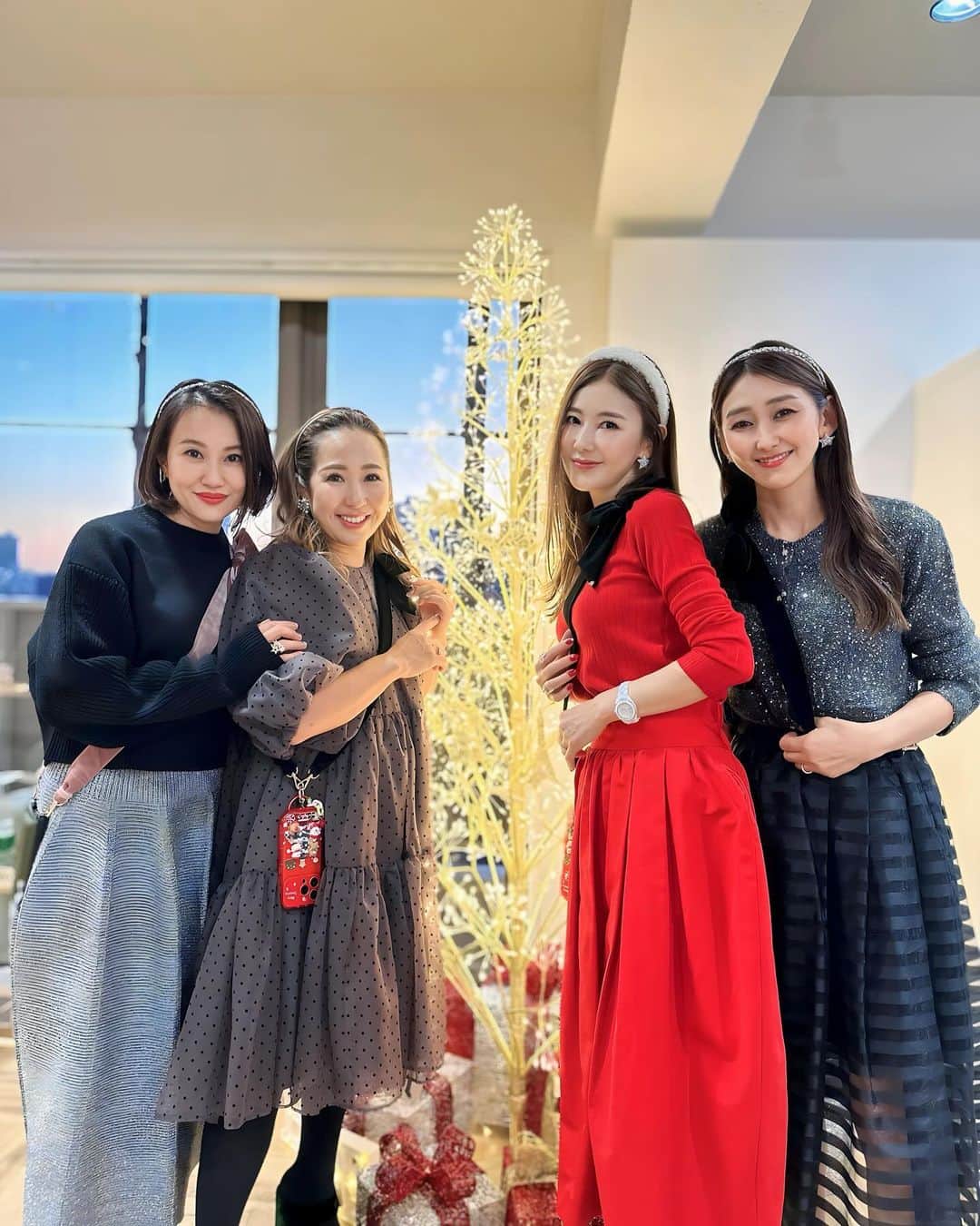 kiyomi medeirosのインスタグラム：「昨日はハニーちゃんの展示会へ🥹🎄❤️🎁 @thehanybijoux_official   かおりんと一緒に @t.krme ☺️❤️❤️かおりんも  @obli_official のスカート履いてきてくれて嬉しかった🥹🫶💜💜  Holiday seasonにピッタリな可愛いアクセサリーがいっぱいで、心躍りました🥹🫶🫶🫶 ベロア素材のリボンヘアアクセサリーもめちゃくちゃ可愛かったし、私はベロアカチューシャにハマって白も黒も茶色もどれも可愛いくて、本当に悩んだ😂🤎🤎🤎 ボウクリップも可愛くて本当におすすめだよ🥹🫶✨✨✨ そして、ベロアの携帯ストラップもオーダー☺️🫶🖤  本当にいつもハッピーオーラ満開の大好きなハニーちゃん🥹❤️❤️❤️昨日も会えて嬉しかったよぉ🥹🫶🫶🫶  @keikomasuyama ❤️  #ハニーちゃんにお歳暮に持って行ったグクが所々にいます😂🙏💜#ハニーちゃんありがとう🥹❤️  knit,skirt…#obli boots…#sergiorossi」