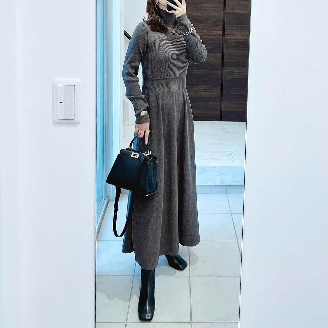 yukiのインスタグラム：「* フレアシルエットのニットワンピース😚 胸元からウエストにかけての網柄が可愛い❣️ そしてウエストが細く見える〜🥳⸝⋆  でも、ニット自体はレーヨン混なのもあり、 落ち感もありで想像よりゆったり着られました👍🏻 あまり見ることのない素敵なデザイン💓  ZOZOTOWNでクーポン出てるので ストーリーにリンク貼っておきます☺️⭐️ * one-piece #crieconforto 　　　　　@crieconforto_official boots #BARNYARDSTORM bag #fendi * #PR#クリーコンフォルト#ootd#大人コーデ#大人カジュアル#キレイめカジュアル#アラフォーコーデ#骨格ウェーブ#イエベコーデ」