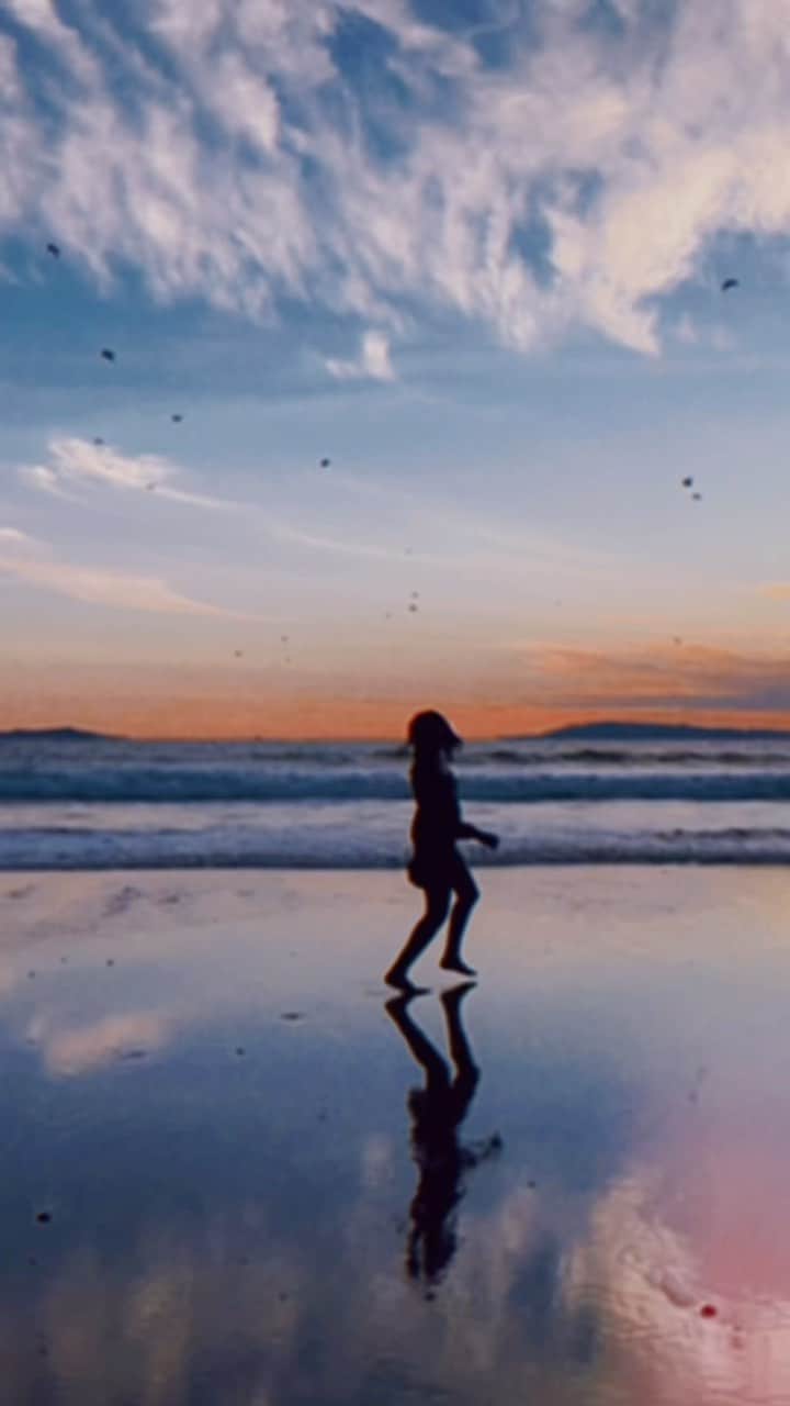 BILLABONG WOMENSのインスタグラム：「Seeking the warmth of the sun & dancing under the light of the moon ❤️ #GiveBillabong」