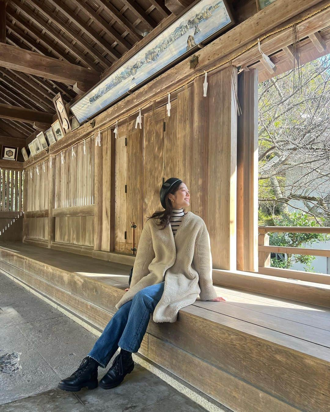 喜多よしかのインスタグラム：「初島根✈️美保神社⛩ 朝7時の便で向かって盛りだくさんの二日間。 空気が澄んでいて、海も山も綺麗で気持ちが良かった〜！ 海沿いで思ったより風が強く寒かったので、もしこれからいく方は防寒しっかりした方が良いかも…🧤🧣  皆さんDMで沢山オススメ情報下さってありがとうございました！ とても助かりました…🙇🏻‍♀️  写真やら動画やら載せていきます😌✨  #島根県観光 #美保神社 #島根#神在月#神社巡り #喜多よしか」