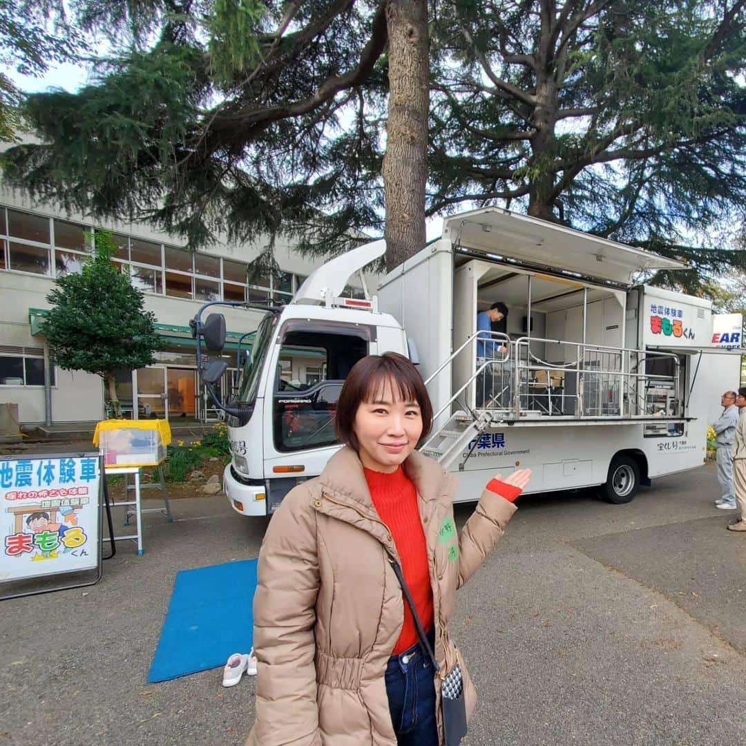 水野友貴さんのインスタグラム写真 - (水野友貴Instagram)「本日は地元・我孫子市立白山中学校で開催された防災キャンプに参加‼️ 今回は千葉県に「起震車」をお願いしまして、借りました🚌 千葉県防災危機管理部には心から感謝申し上げます。 白山中PTA会長と起震車体験。 まったり家で過ごしている時に震度7の地震が発生するという設定です😅  煙体験やテントづくり、火おこし、避難所設営など、大変勉強になりました。 訓練等で実際にテントや避難所、ベッドを組み立てたことがあるかないかでは、災害時に全然違いますね。良い体験でした。  そして何よりも地域の皆さんと協力・助け合うことの大切さを改めて実感しました。 企画してくださった皆様、消防、我孫子市役所の市民安全課の皆様、ありがとうございました。  #起震車 #白山中 #我孫子市立白山中学校  #防災キャンプ #避難所 #我孫子市 #我孫子  #千葉県議会議員 #水野ゆうき」11月23日 14時00分 - mizunoyuuki