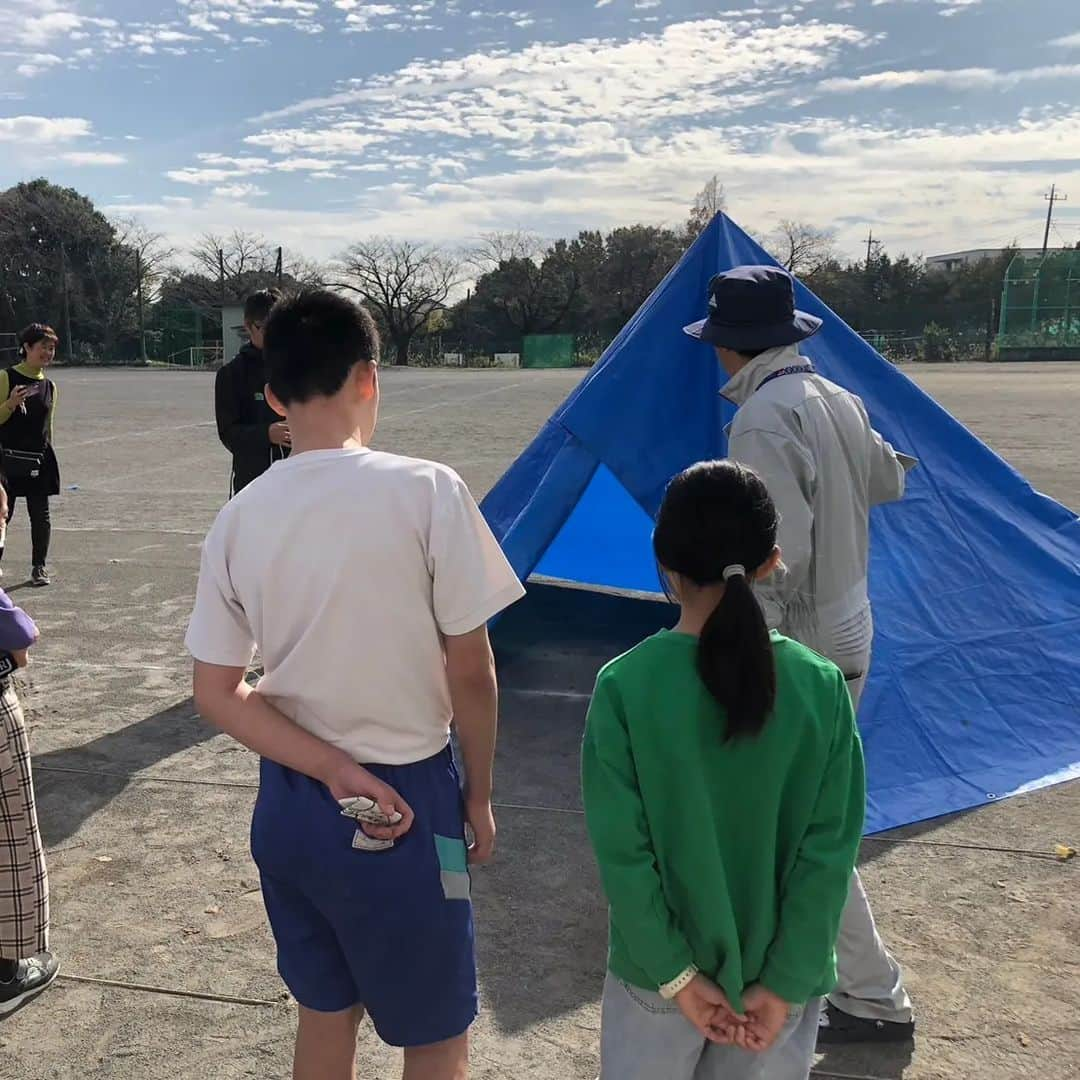 水野友貴さんのインスタグラム写真 - (水野友貴Instagram)「本日は地元・我孫子市立白山中学校で開催された防災キャンプに参加‼️ 今回は千葉県に「起震車」をお願いしまして、借りました🚌 千葉県防災危機管理部には心から感謝申し上げます。 白山中PTA会長と起震車体験。 まったり家で過ごしている時に震度7の地震が発生するという設定です😅  煙体験やテントづくり、火おこし、避難所設営など、大変勉強になりました。 訓練等で実際にテントや避難所、ベッドを組み立てたことがあるかないかでは、災害時に全然違いますね。良い体験でした。  そして何よりも地域の皆さんと協力・助け合うことの大切さを改めて実感しました。 企画してくださった皆様、消防、我孫子市役所の市民安全課の皆様、ありがとうございました。  #起震車 #白山中 #我孫子市立白山中学校  #防災キャンプ #避難所 #我孫子市 #我孫子  #千葉県議会議員 #水野ゆうき」11月23日 14時00分 - mizunoyuuki