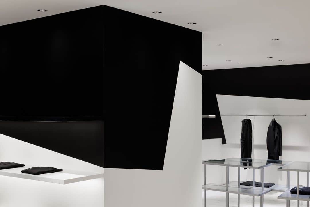 ヨウジヤマモトのインスタグラム：「@ys_theofficial: Y's Isetan Shinjuku store. Black/White compositions welcoming you at Y's store in #IsetanShinjuku Re-opened in the end of October, moving from 4th floor to 3rd floor. ⁠ ⁠ Keywords: functional, freedom, spontaneous⁠ ⁠ #Ys⁠ #伊勢丹新宿⁠ #YohjiYamamoto」