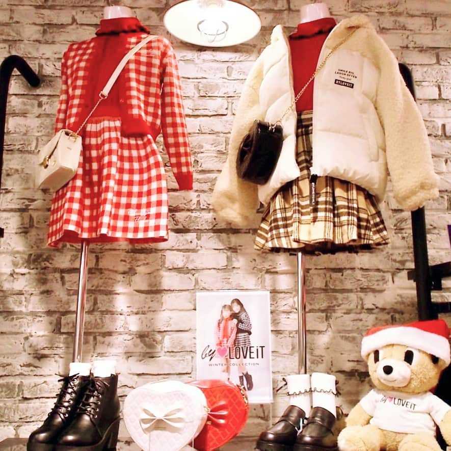 byLOVEiTのインスタグラム：「by LOVEiT♡ LOVETOXIC shop  休日、お出かけを楽しんでますか？？？ 街はブラックフライデーとクリスマスが 入り混じり賑わってますね🖤🎄  ショップではサンタラビ子が みなさんに会えるのを待ってます🐻  コチラはラブトキショップのラビ子です♡ お近くにいらした際には、ぜひ遊びにきてくださいね🎄  ナルミヤオンラインでは 期間限定ブラックフライデーセール開催中❣️ 対象商品はストーリーズからチェックできます🫶  🐻🐰🍒  #byloveit #バイラビット  #小学生女子 #小学生コーデ #小学生ファッション  #jsコーデ #キッズコーデ女の子 #こどもふく  #js6 #js5 #js4 #js3 #js2 #js1 #160cm #150cm #140cm #130cm #120cm #うめだ阪急　#博多阪急  #ナルミヤオンライン　#zozotown   @byloveit_snap  @narumiyaonline_official」